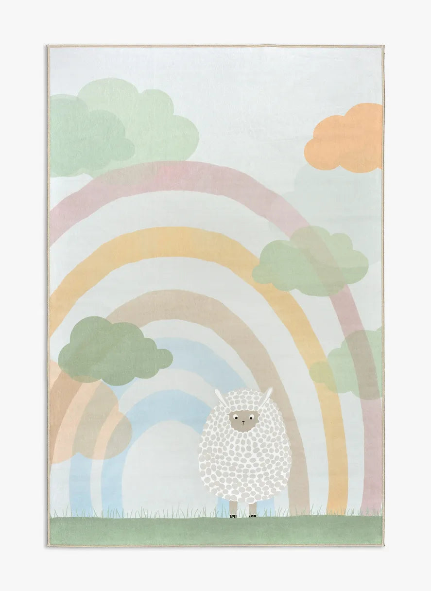 “Tappeto Bella 120×180 cm con arcobaleno pastello e pecorella su fondo avorio; lavabile in lavatrice a 40° e asciugabile in asciugatrice, antimacchia, antiscivolo e impermeabile.