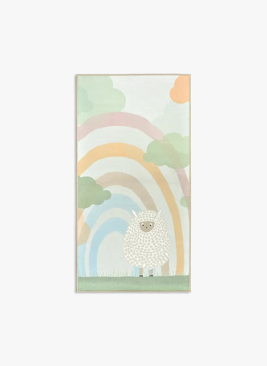 Tappeto Bella 80×150 cm rettangolare con pecorella e arcobaleno; lavabile in lavatrice a 40° e asciugabile in asciugatrice, antimacchia, antiscivolo e impermeabile.