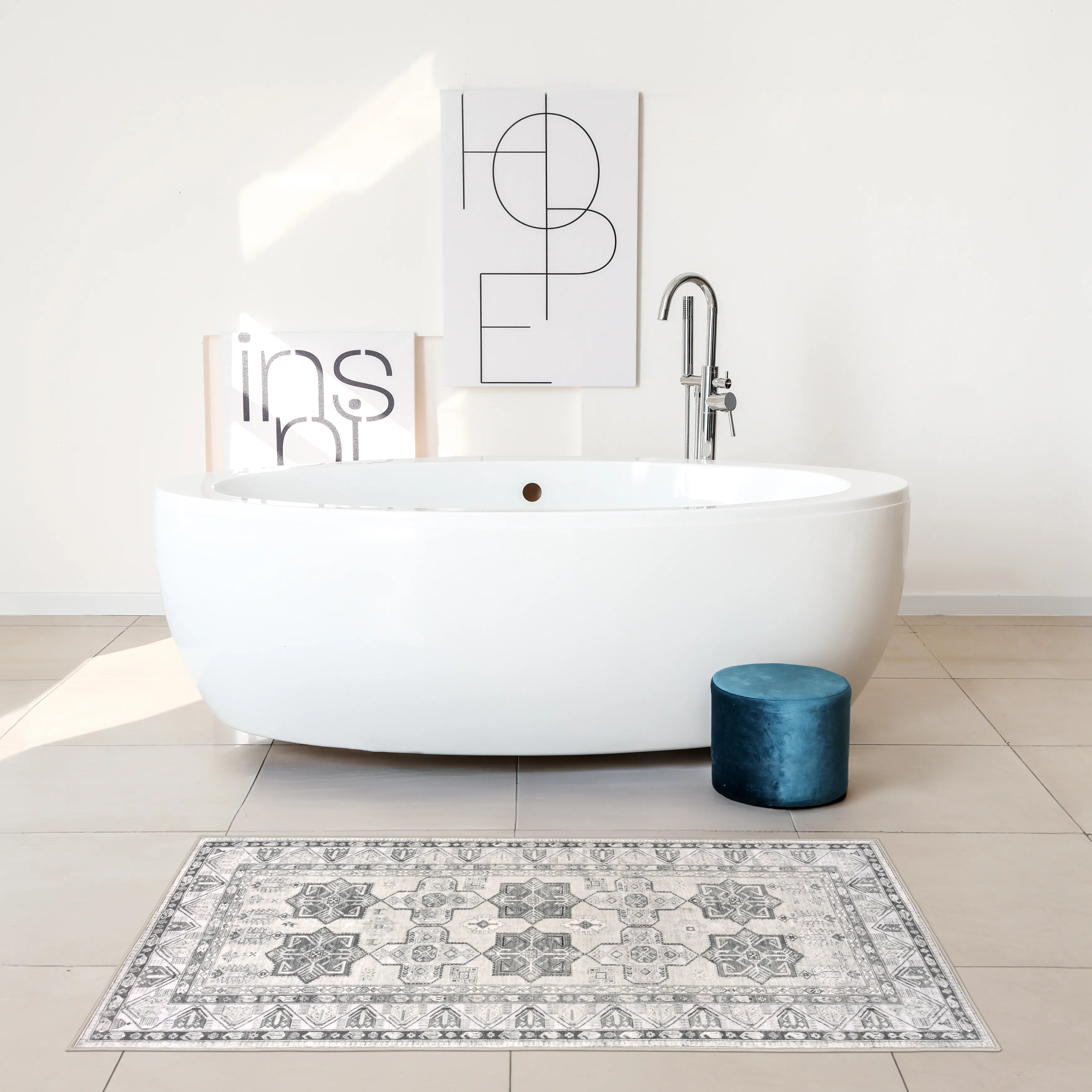 Tappeto Diamond 80×150 cm in avorio e grigio con pattern geometrico, collocato davanti a una vasca freestanding in un bagno moderno; lavabile e asciugabile.