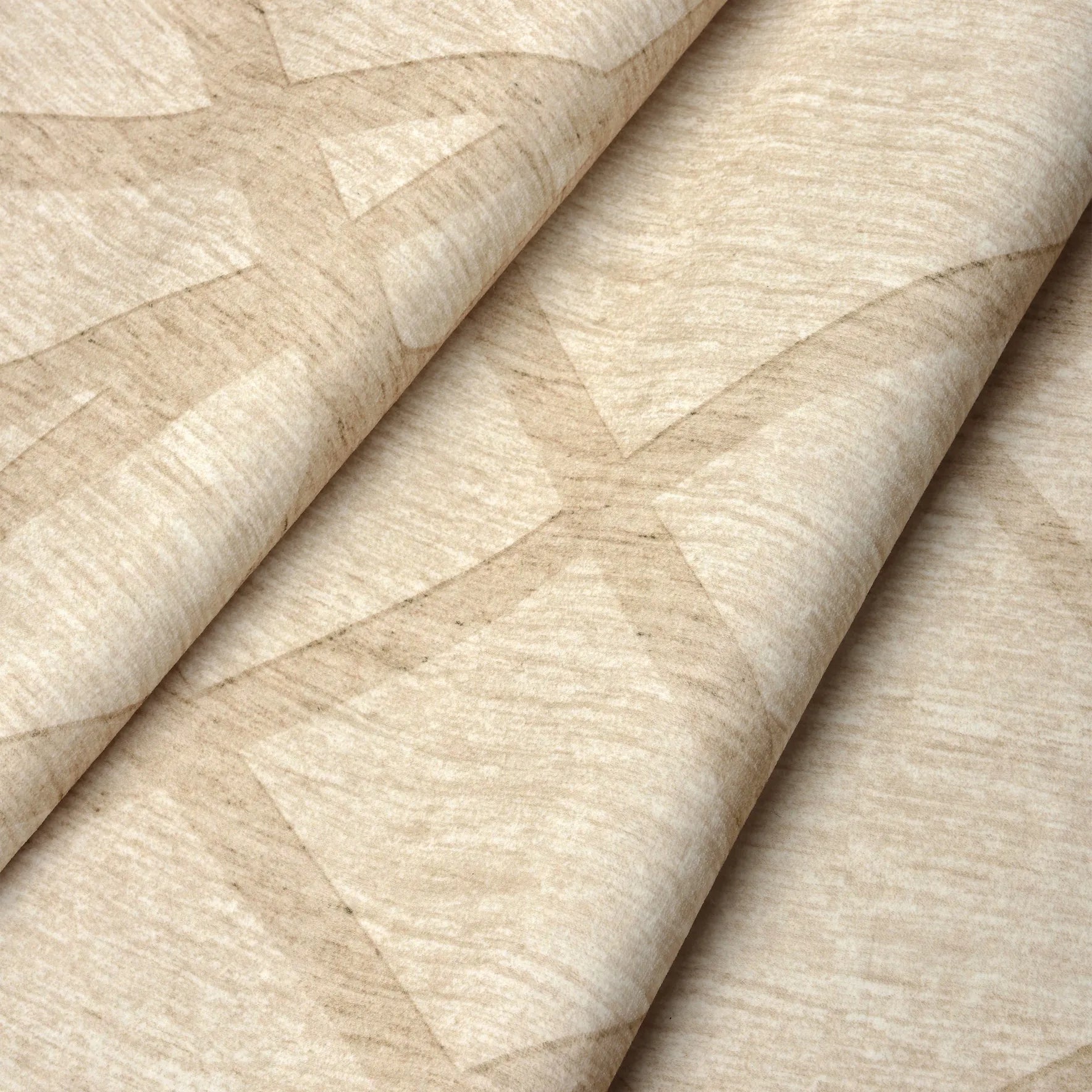 Dettaglio del tappeto Dome: velluto in microfibra a pelo corto con linee incrociate tono su tono; superficie morbida, facile da pulire, antimacchia; lavabile a 40° e asciugabile in asciugatrice.