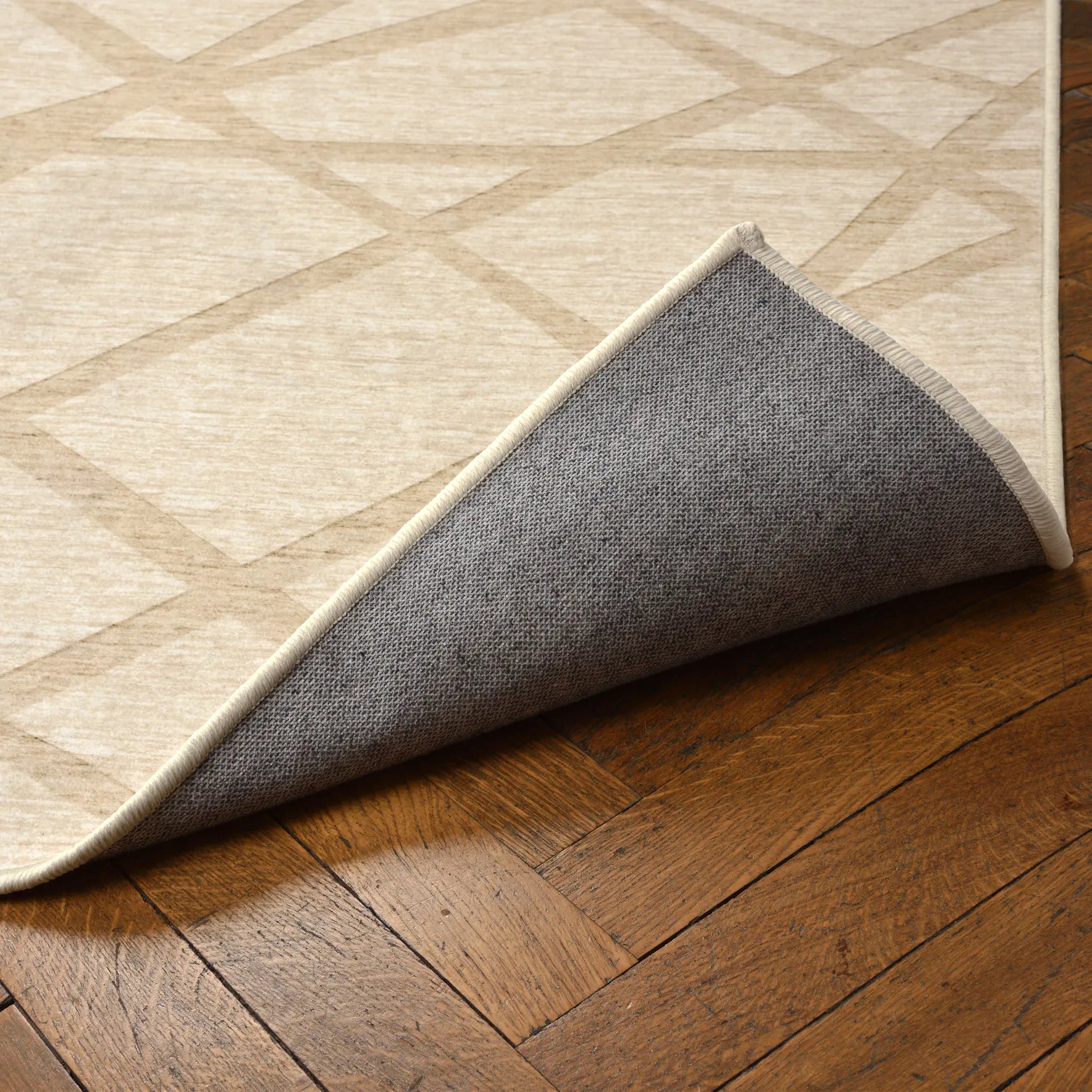 Angolo del tappeto Dome sollevato con bordo rifinito e retro grigio antiscivolo; struttura impermeabile e antimacchia; lavabile a 40° in lavatrice e asciugabile in asciugatrice.