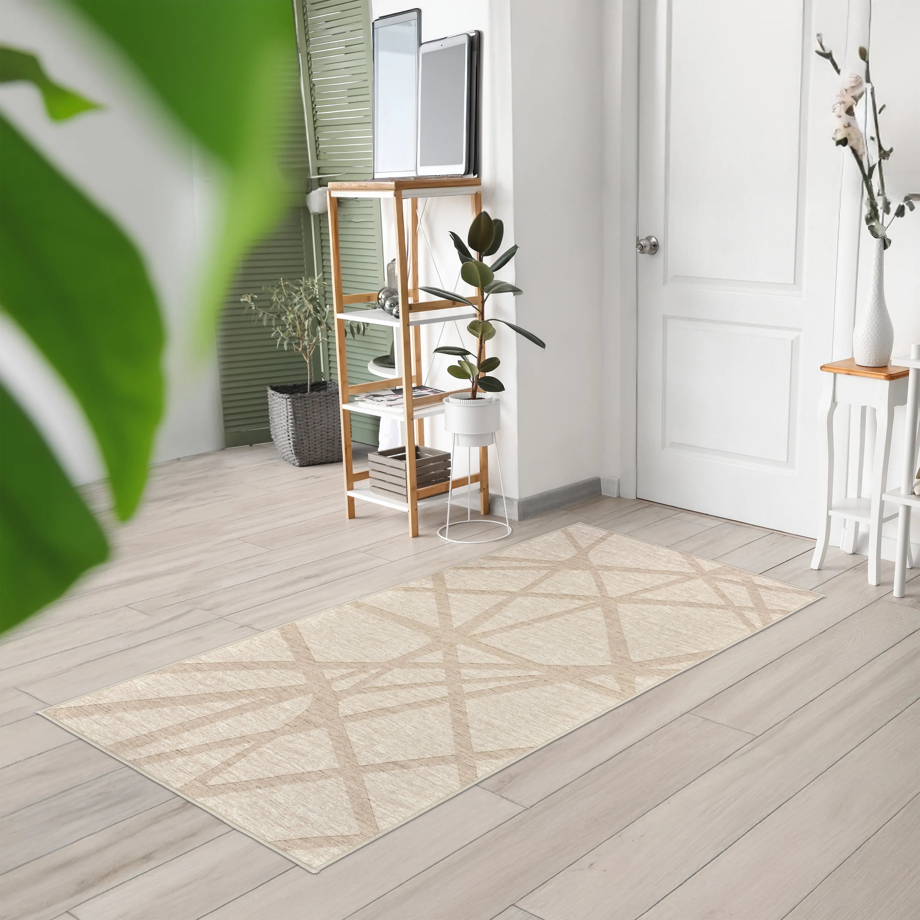 Tappeto Dome 80×150 cm in ingresso con porta bianca, scaffale in legno con specchi, piante e persiana verde; lavabile a 40° in lavatrice e asciugabile in asciugatrice, antiscivolo e impermeabile.