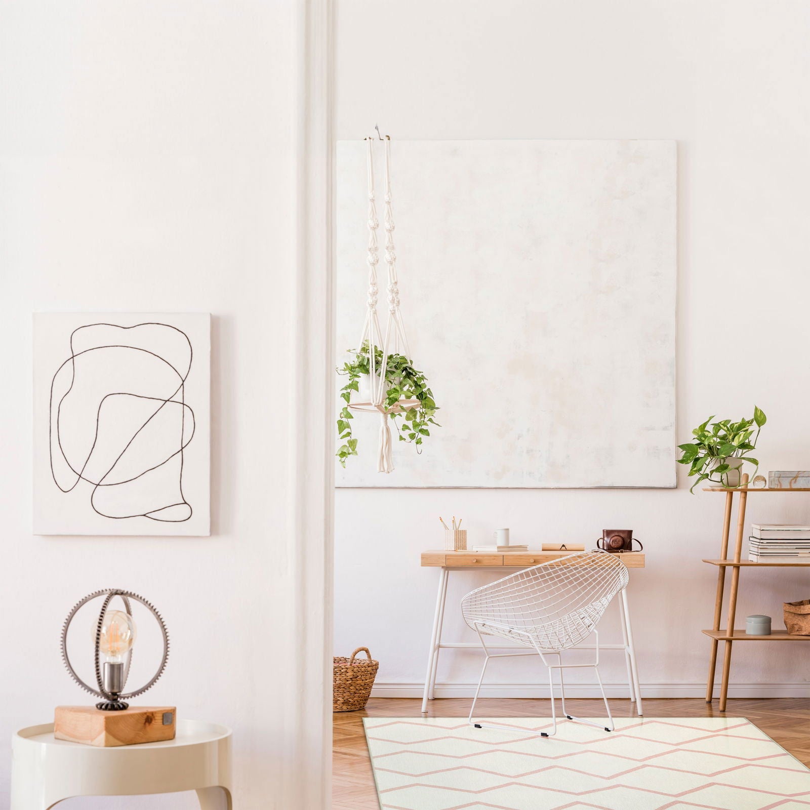 Angolo soggiorno minimal con pareti bianche, pianta sospesa e tappeto Ebro 140x200 cm stile Tuareg, con motivo a rombi berberi rosa