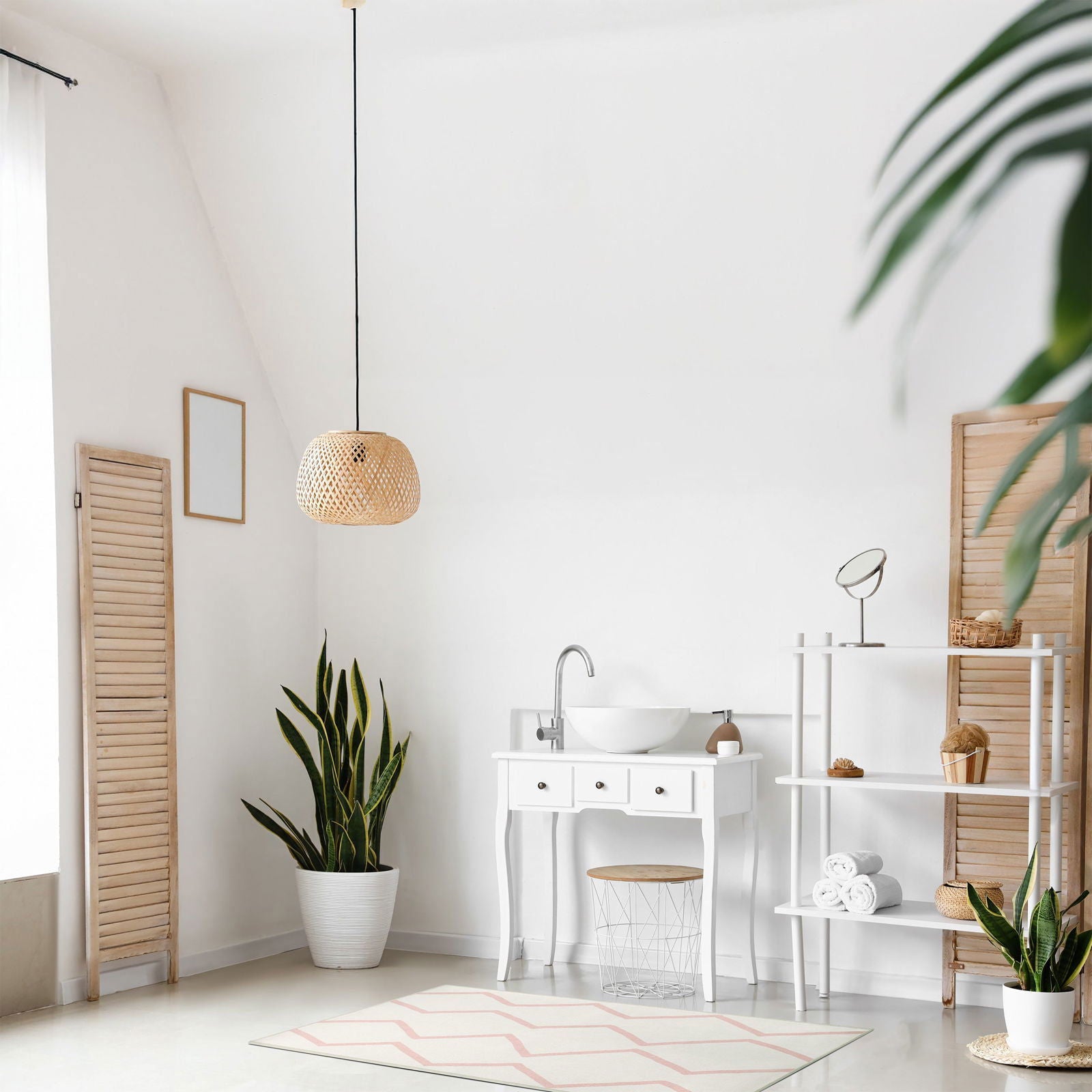 Tappeto Ebro 90x160 cm Lindorug rosa cipria stile Tuareg in ufficio domestico luminoso con scrivania legno chiaro e pareti bianche