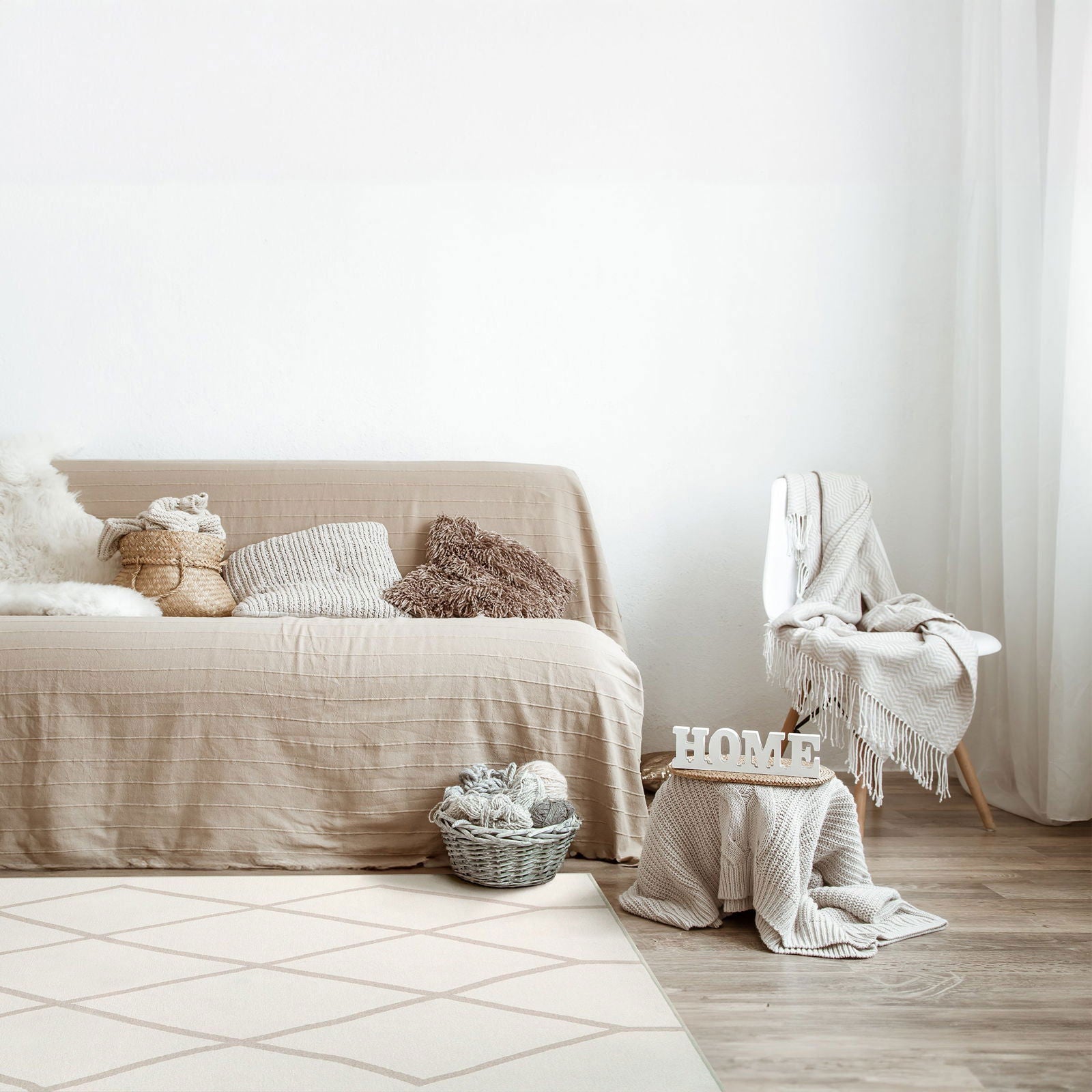 Tappeto Etny 170×240 cm Lindorug collezione Chenny stile Tuareg in camera da letto con letto e quadri botanici