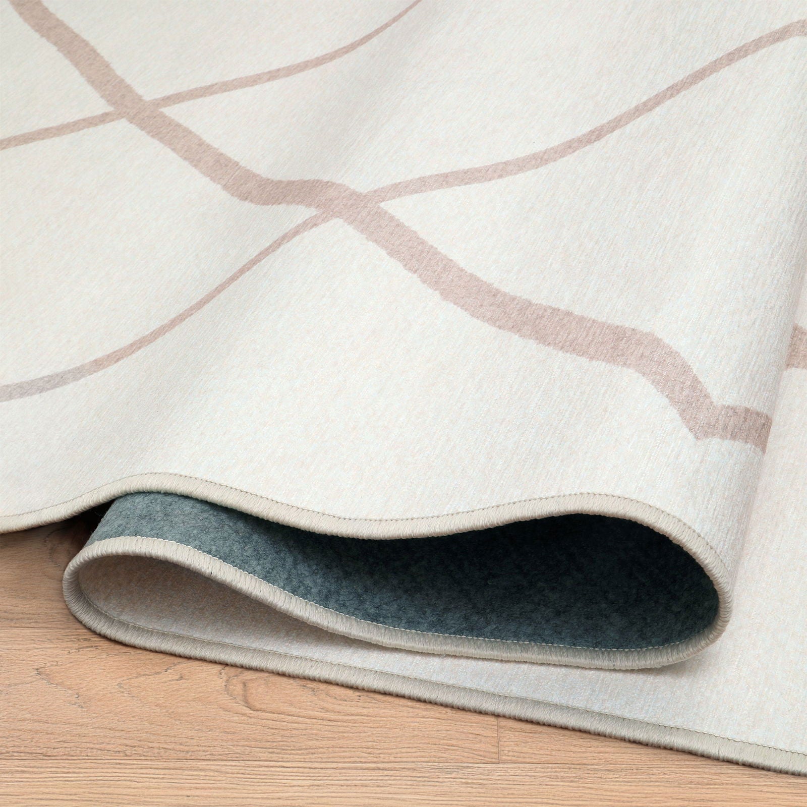 Dettaglio arrotolato tappeto Etny collezione Chenny mostra retro antiscivolo e orlo