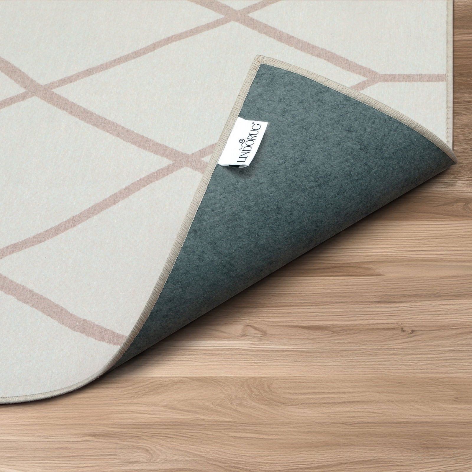 Angolo piegato tappeto Etny collezione Chenny mostra retro antiscivolo e logo Lindorug
