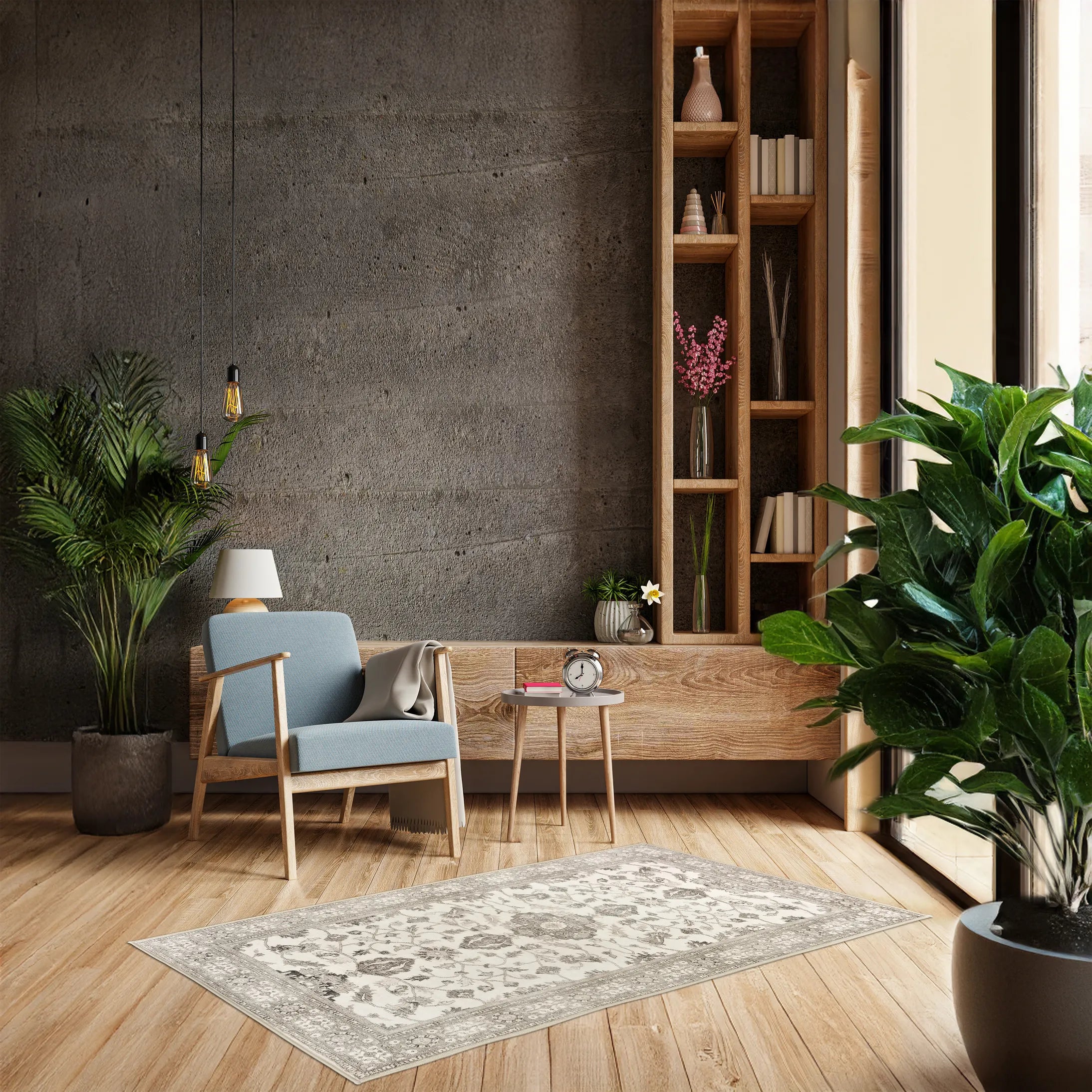 Tappeto Farah 80×150 cm beige e avorio con motivo floreale, collocato in un angolo relax con poltrona azzurra e parete effetto cemento; lavabile e asciugabile.