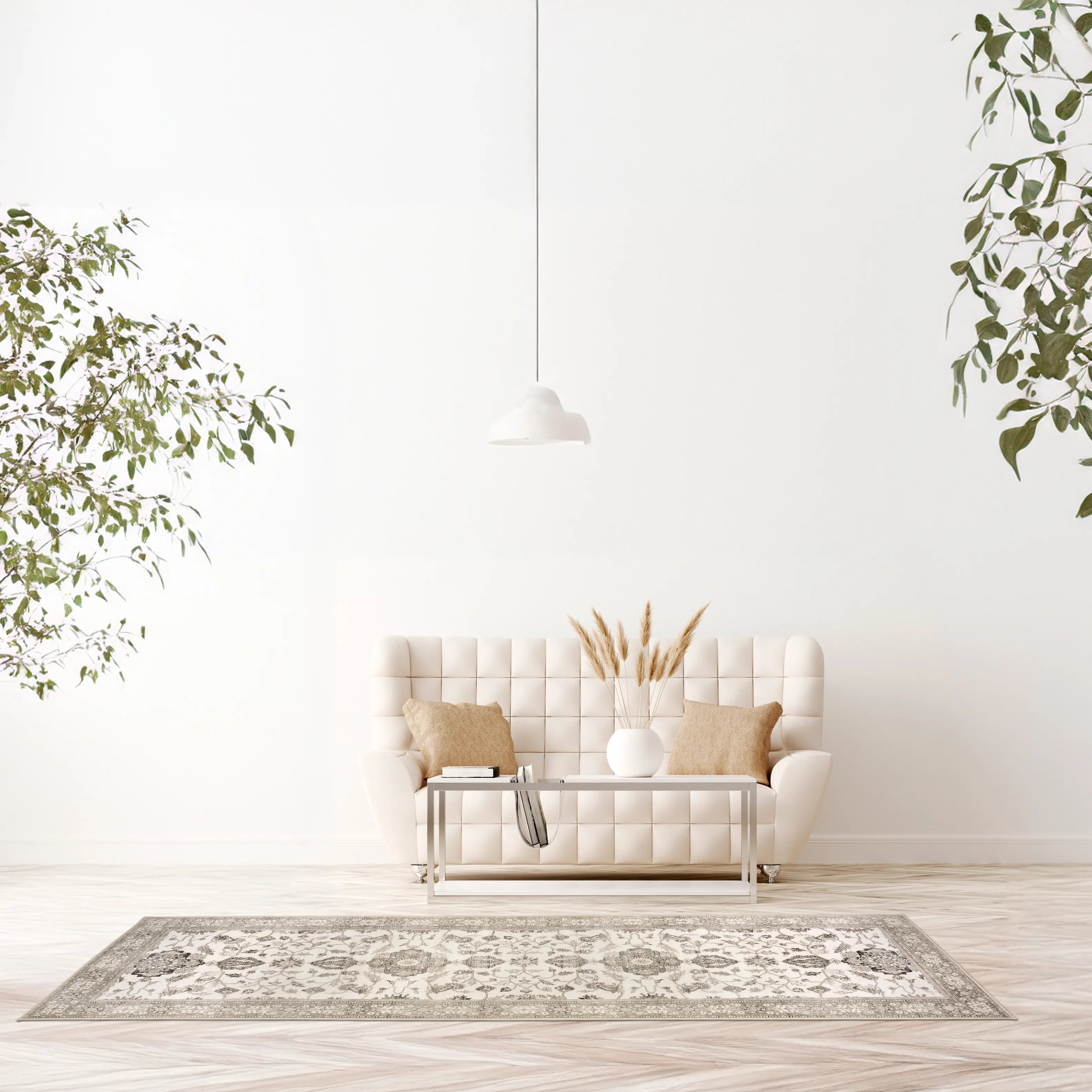 Tappeto Farah 80×250 cm beige e avorio con disegno floreale persiano, posizionato davanti a un divano avorio in soggiorno minimalista; lavabile in lavatrice a 40° e asciugabile in asciugatrice.