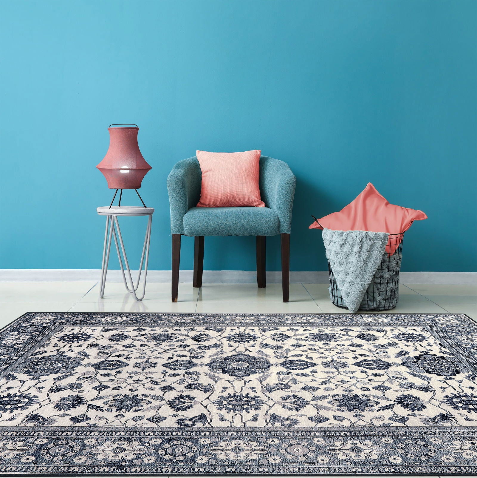 Tappeto Farahan 170×240 cm Lindorug collezione Chenny stile Classic in soggiorno con poltrona blu e lampada su parete turchese