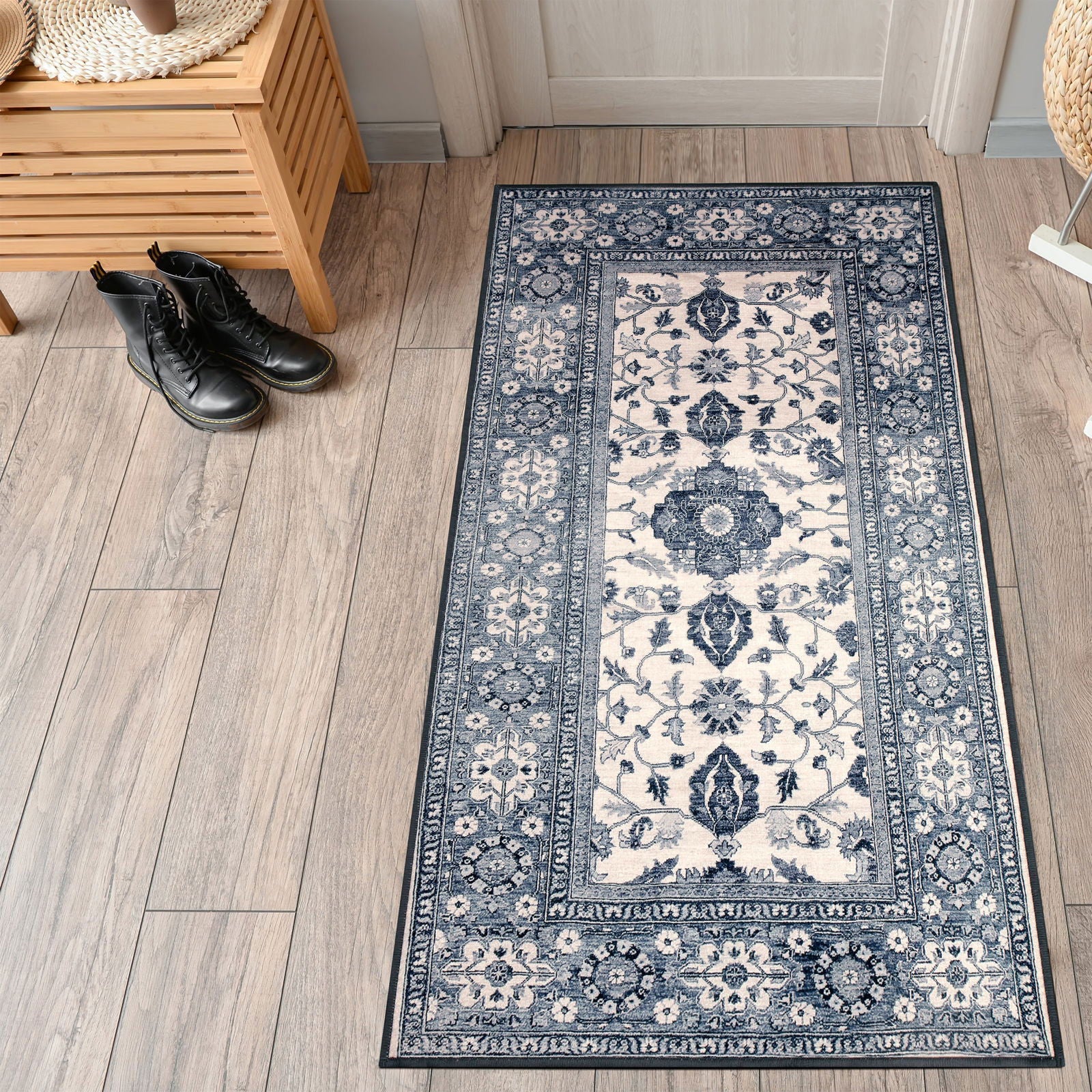 Tappeto Farahan 75×200 cm Lindorug collezione Chenny stile Classic in ingresso con panca in legno e stivali sul parquet