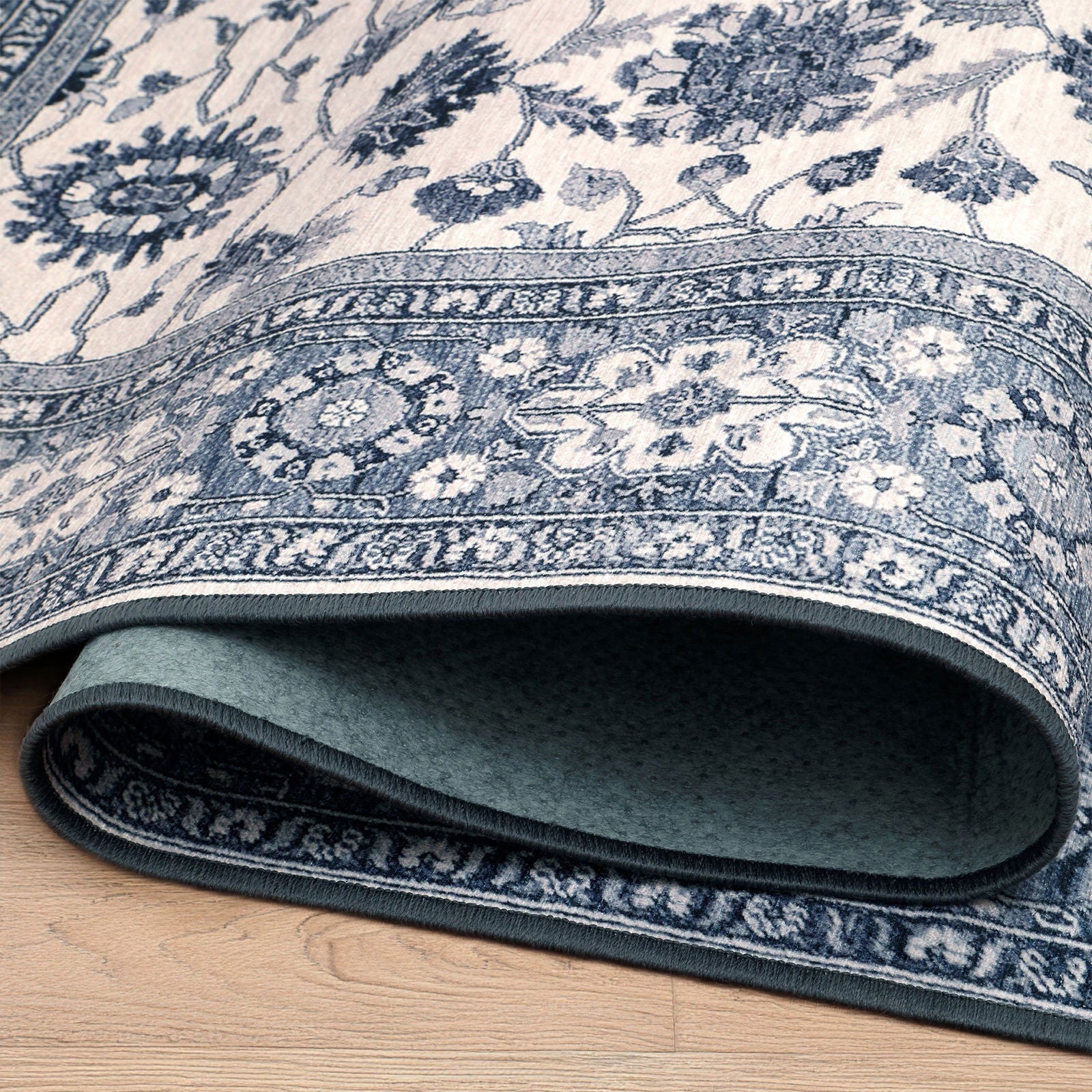 Dettaglio arrotolato tappeto Farahan collezione Chenny mostra retro antiscivolo e orlo