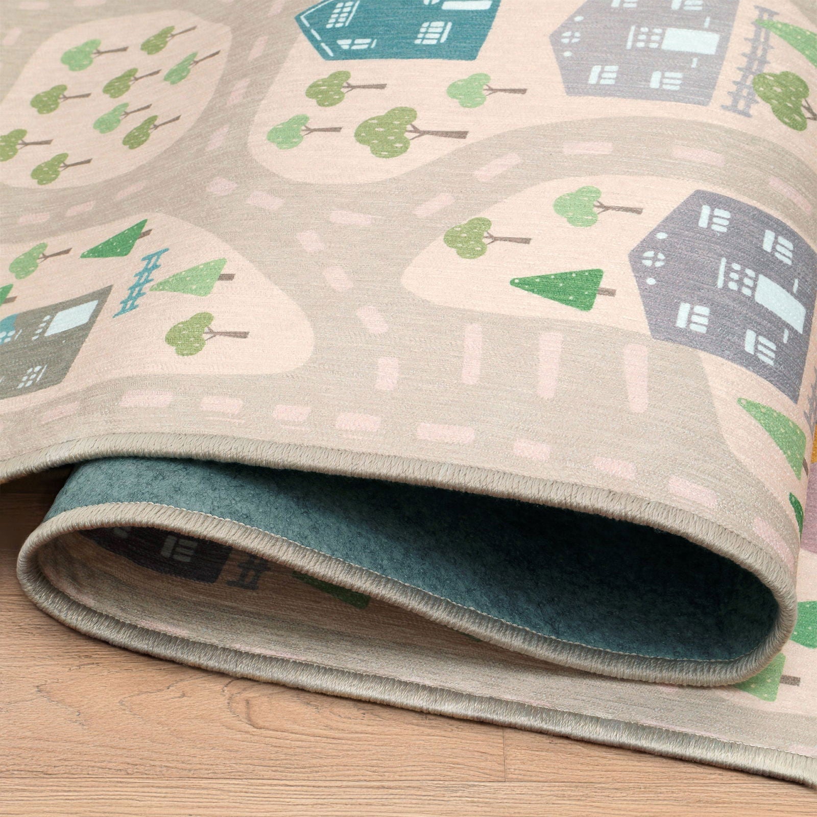 Dettaglio del bordo arrotolato del tappeto Forest Road, collezioneChenny stile Kids con retro antiscivolo