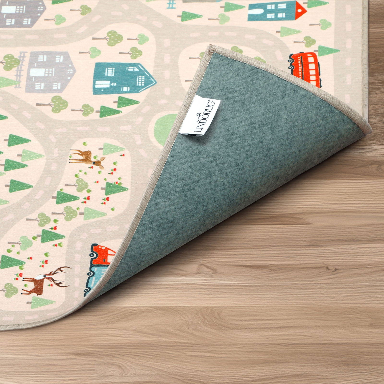 Dettaglio del bordo arrotolato del tappeto Forest Road, collezione Chenny stile Kids con etichetta “Lindorug” visibile sul retro antiscivolo