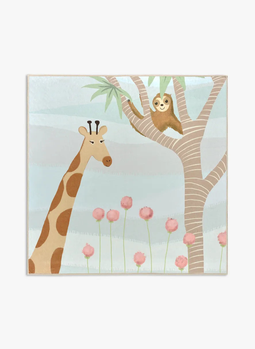 Tappeto Gaffy 120×120 cm quadrato con giraffa, bradipo e fiori su palette pastello; lavabile a 40° e asciugabile in asciugatrice, antimacchia, antiscivolo e impermeabile.