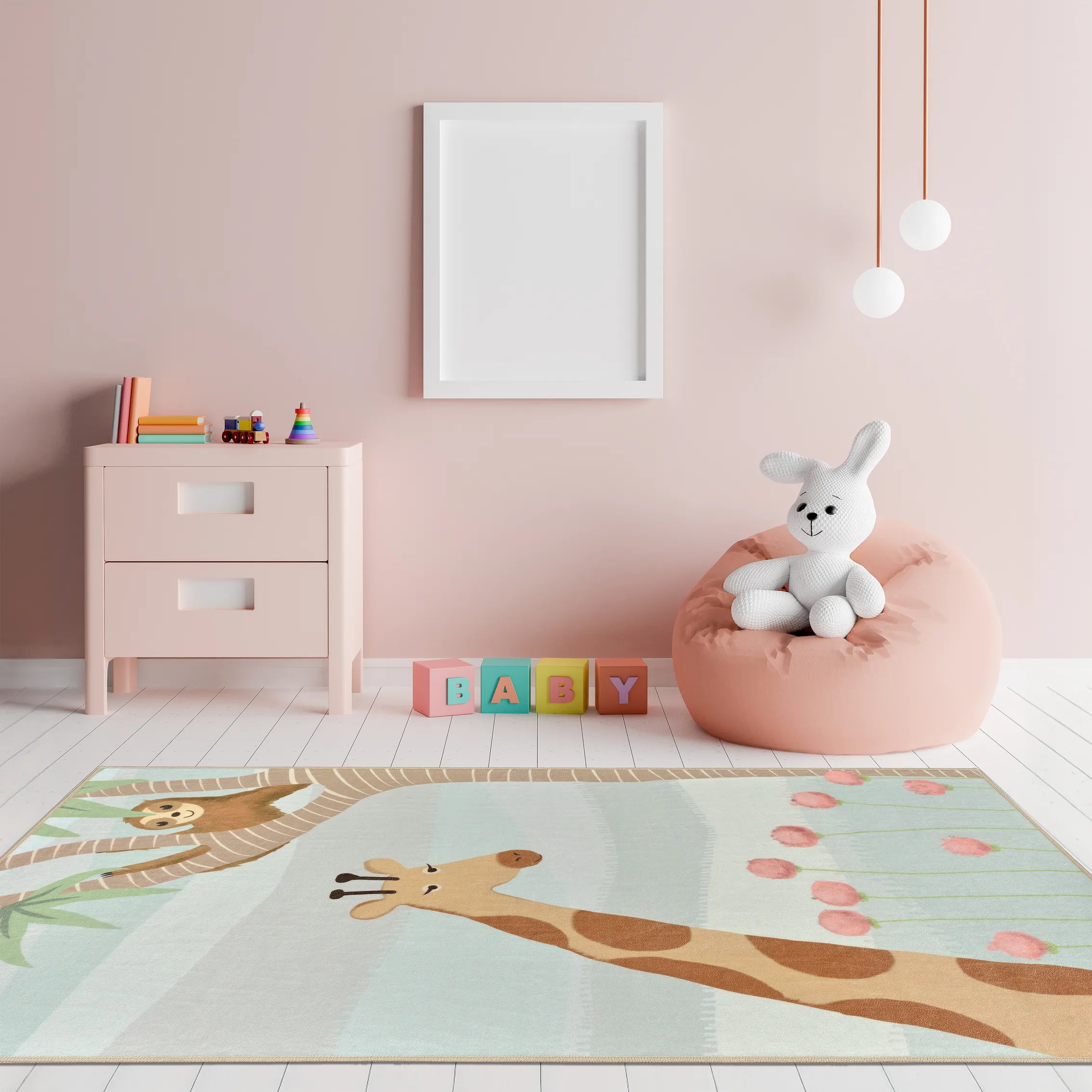 Cameretta con parete rosa cipria, cornice bianca, cassettiera e pouf con peluche coniglio; tappeto Gaffy posato al centro con motivo safari pastello.