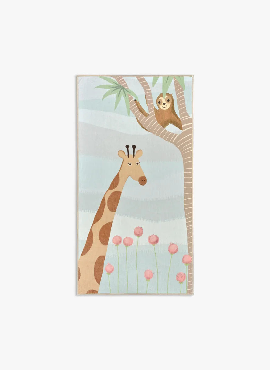 Tappeto Gaffy 80×150 cm runner con giraffa, albero e fiori rosa su fondo azzurro; lavabile in lavatrice a 40° e asciugabile in asciugatrice, antimacchia, antiscivolo e impermeabile.