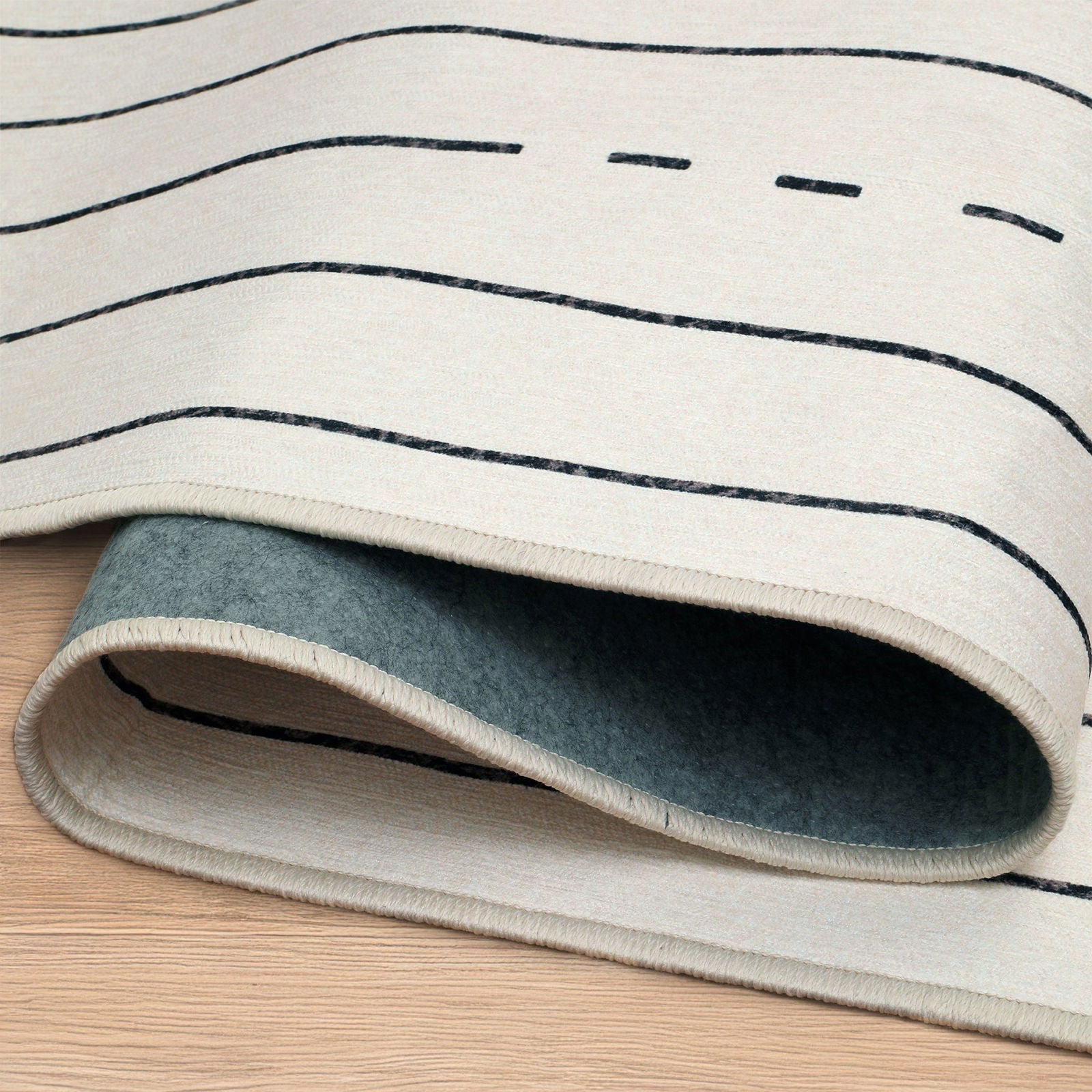 Angolo piegato tappeto Goza collezione Chenny stile Tuareg mostra interno antiscivolo e orlo