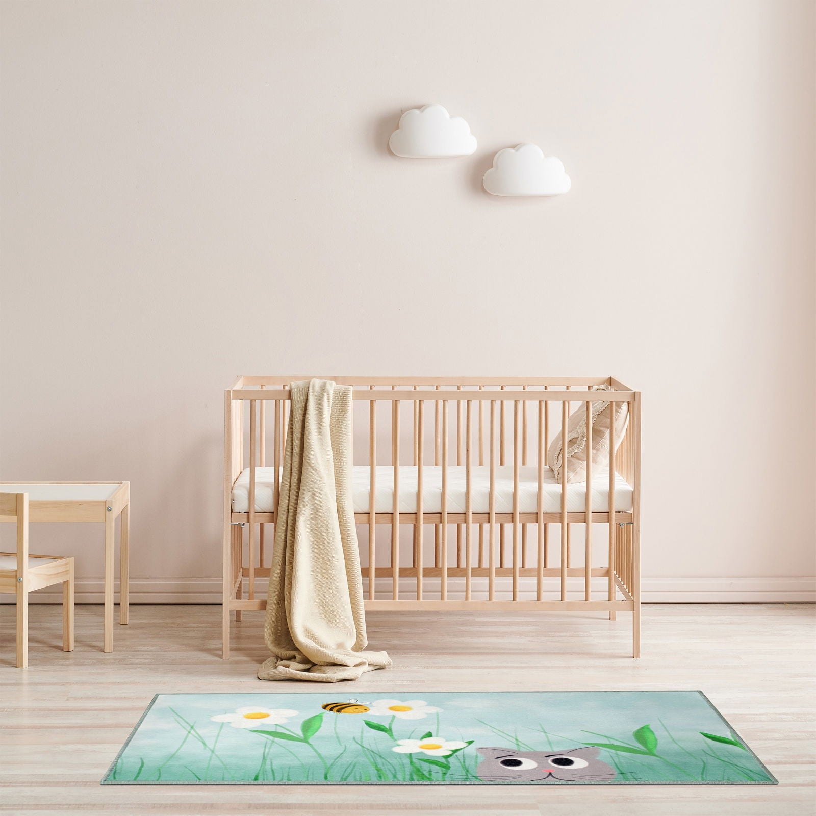 Tappeto Kitty&Bee Chenny stile Kids con decoro gattino e ape in una stanza per bambini arredata con fasciatoio e culla