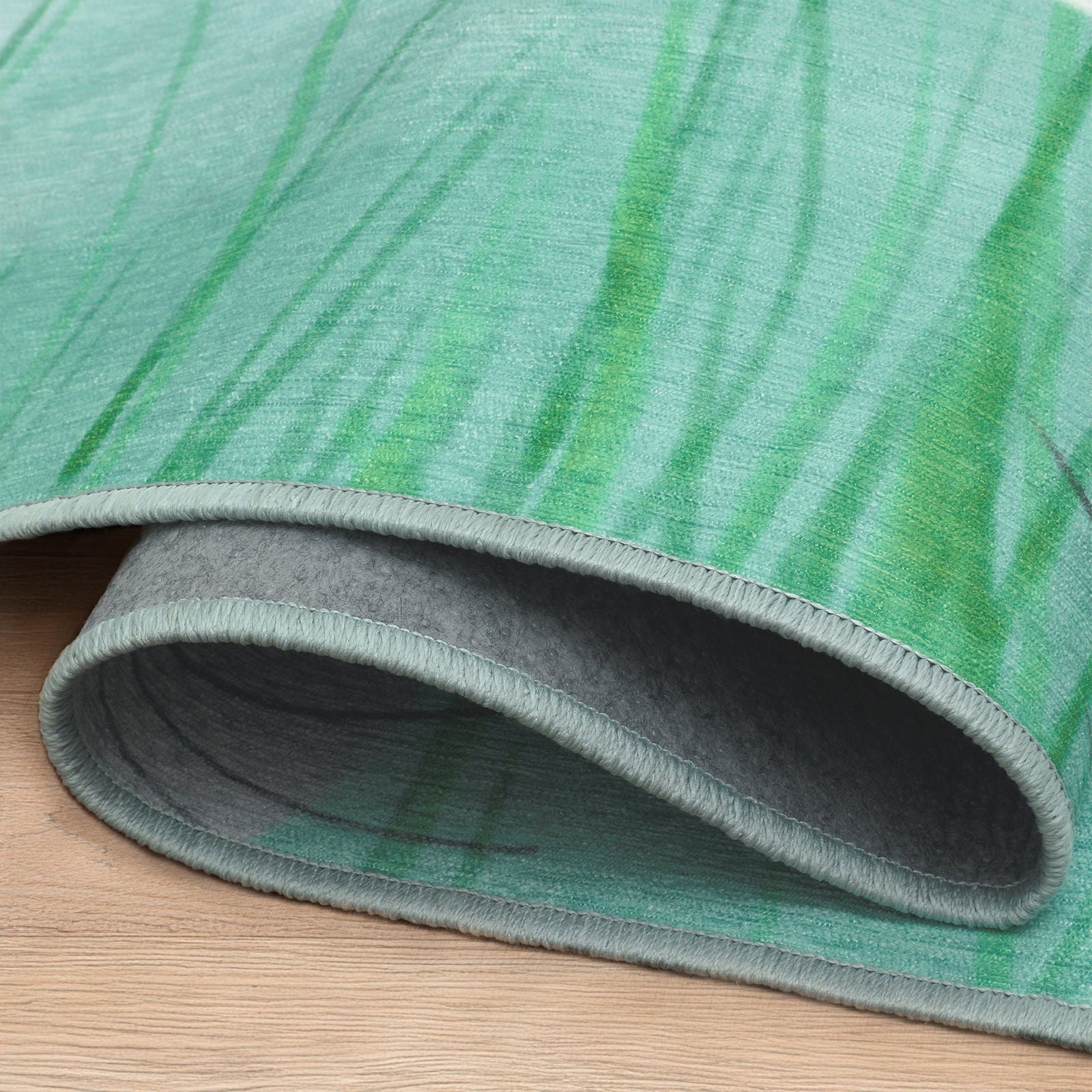 Dettaglio angolo arrotolato del tappeto Kitty&Bee Chenny stile Kids, retro antiscivolo in feltro grigio