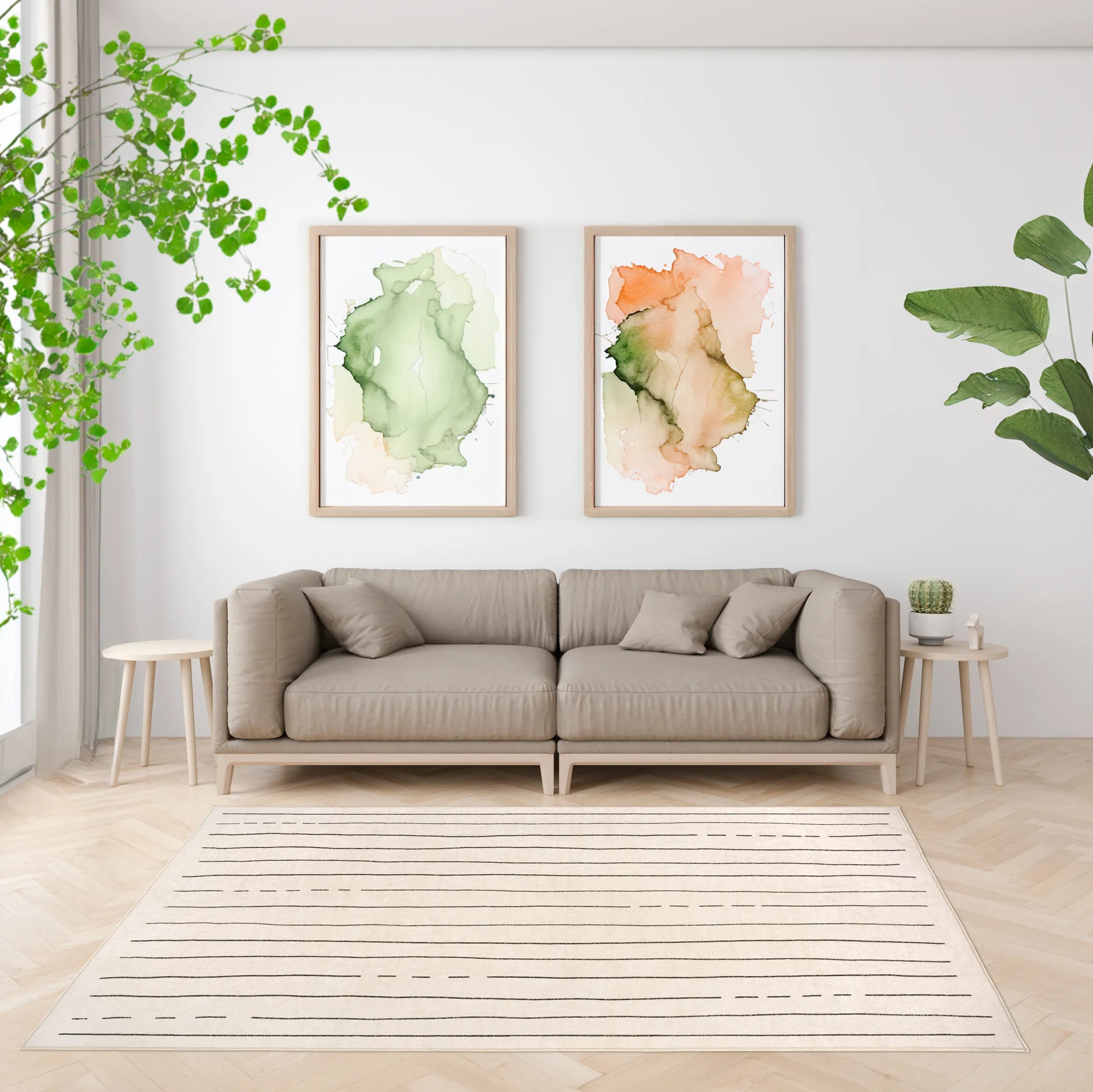 Tappeto Lead 160×230 cm con righe nere su fondo crema davanti a divano beige e quadri acquerello; lavabile in lavatrice e asciugabile in asciugatrice.