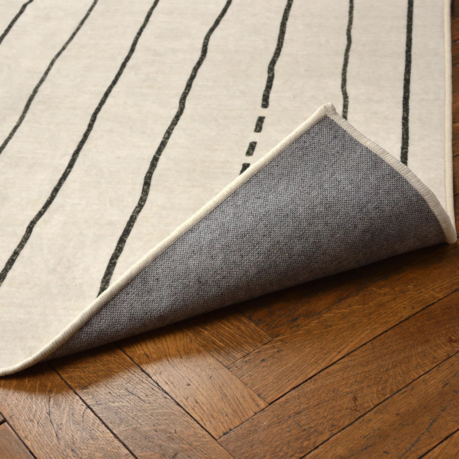 Angolo del tappeto Lead sollevato: base antiscivolo e impermeabile; superficie lavabile a 40° e asciugabile in asciugatrice.