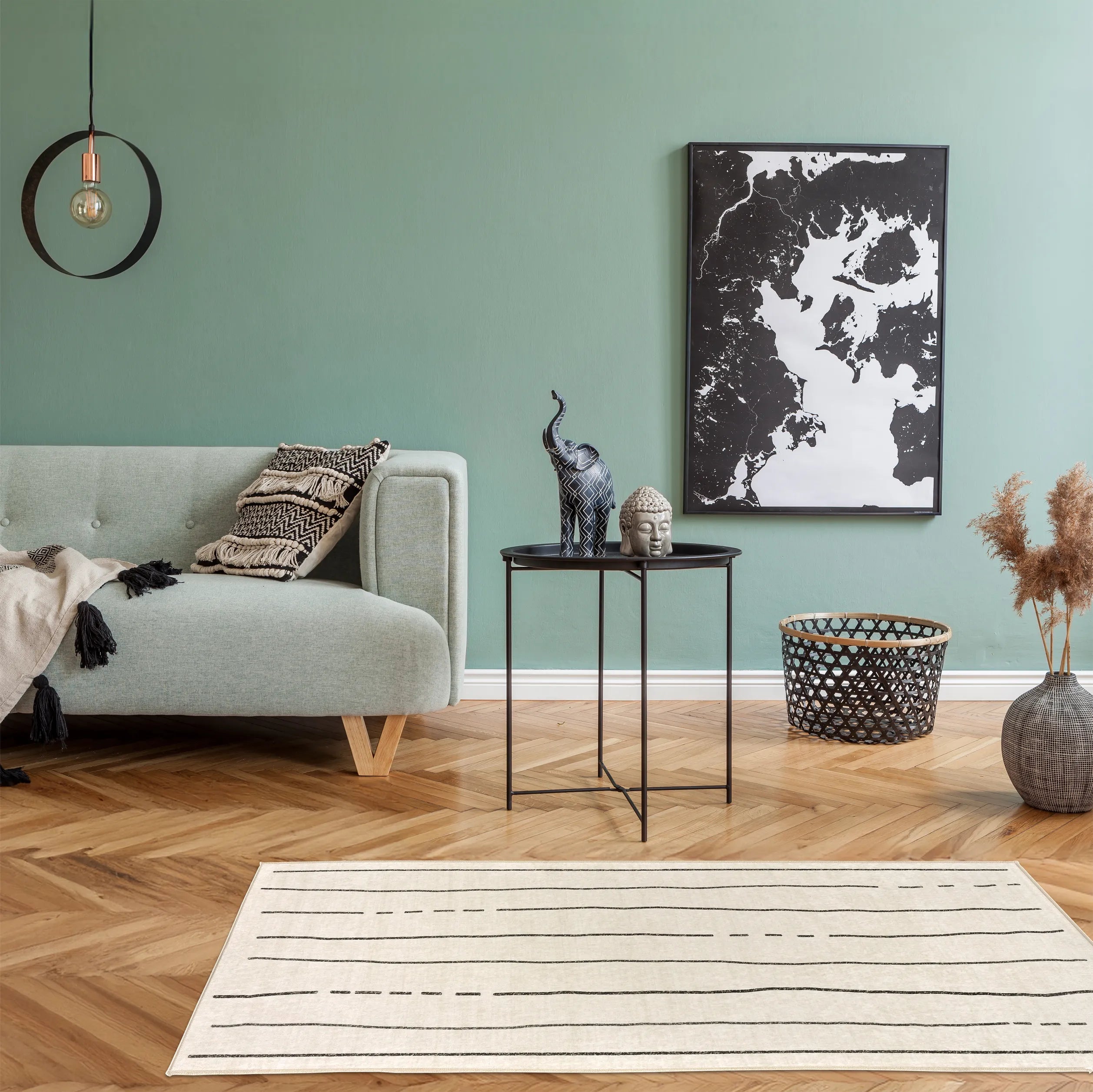 Tappeto Lead 80×150 cm con righe nere su fondo crema in salotto verde menta con divano pastello; lavabile in lavatrice e asciugabile in asciugatrice.