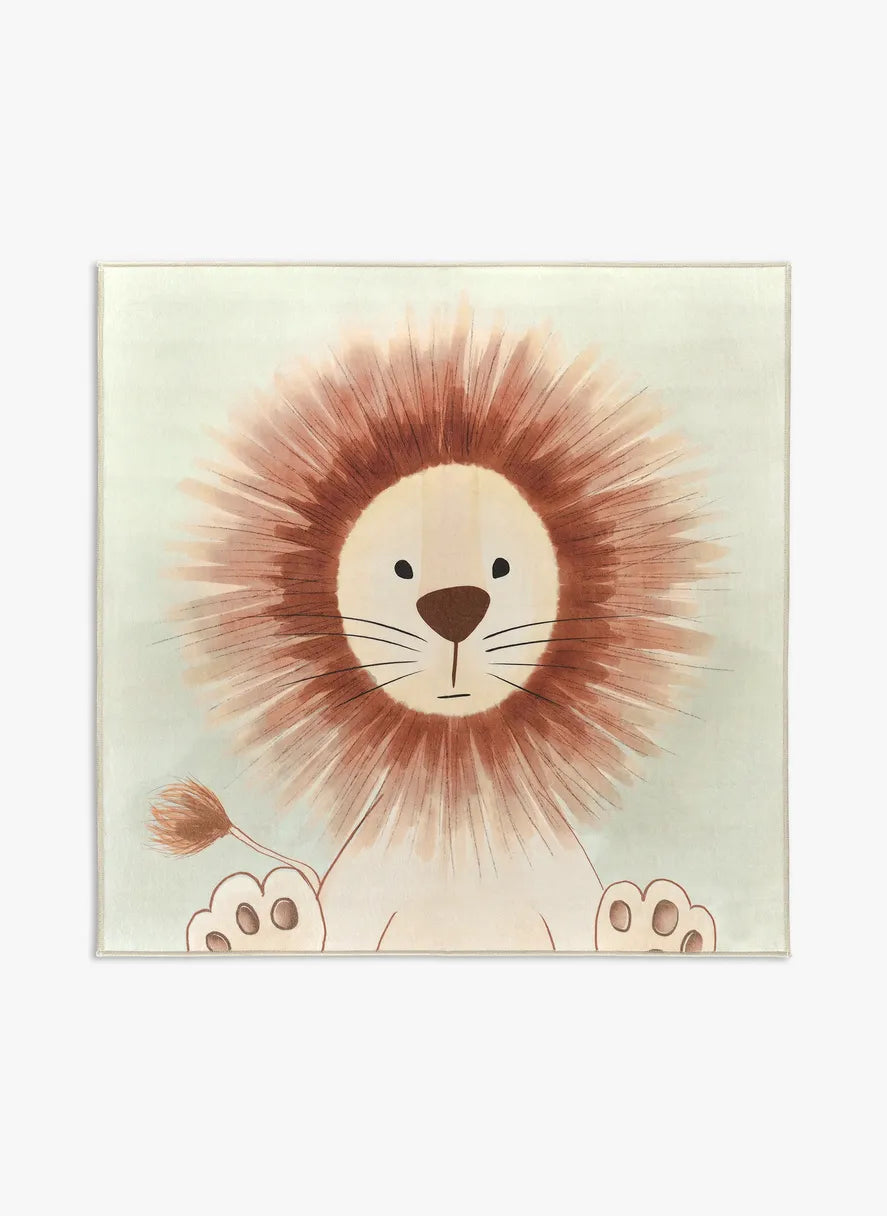 Tappeto Leon 120×120 cm quadrato con leoncino centrale su fondo avorio; lavabile a 40° e asciugabile in asciugatrice; antimacchia, antiscivolo e impermeabile.