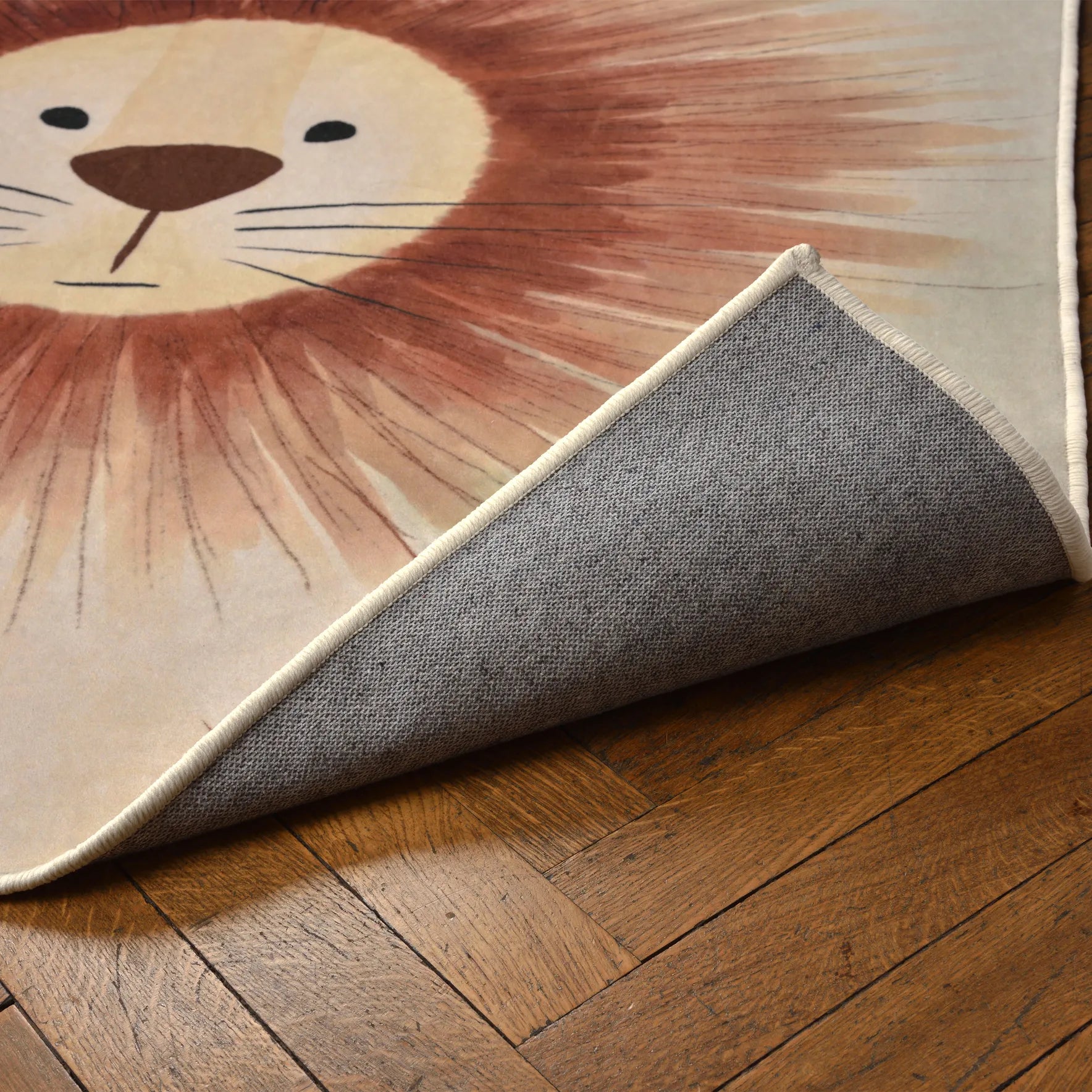 Angolo del tappeto Leon sollevato con base antiscivolo e impermeabile; superficie lavabile a 40° e asciugabile in asciugatrice.