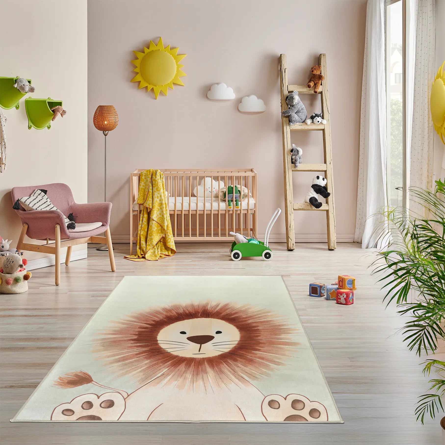 Cameretta luminosa con lettino in legno chiaro, scaletta decorativa e sole/nuvole a parete; tappeto Leon 120×180 cm in primo piano; lavabile in lavatrice e asciugabile in asciugatrice