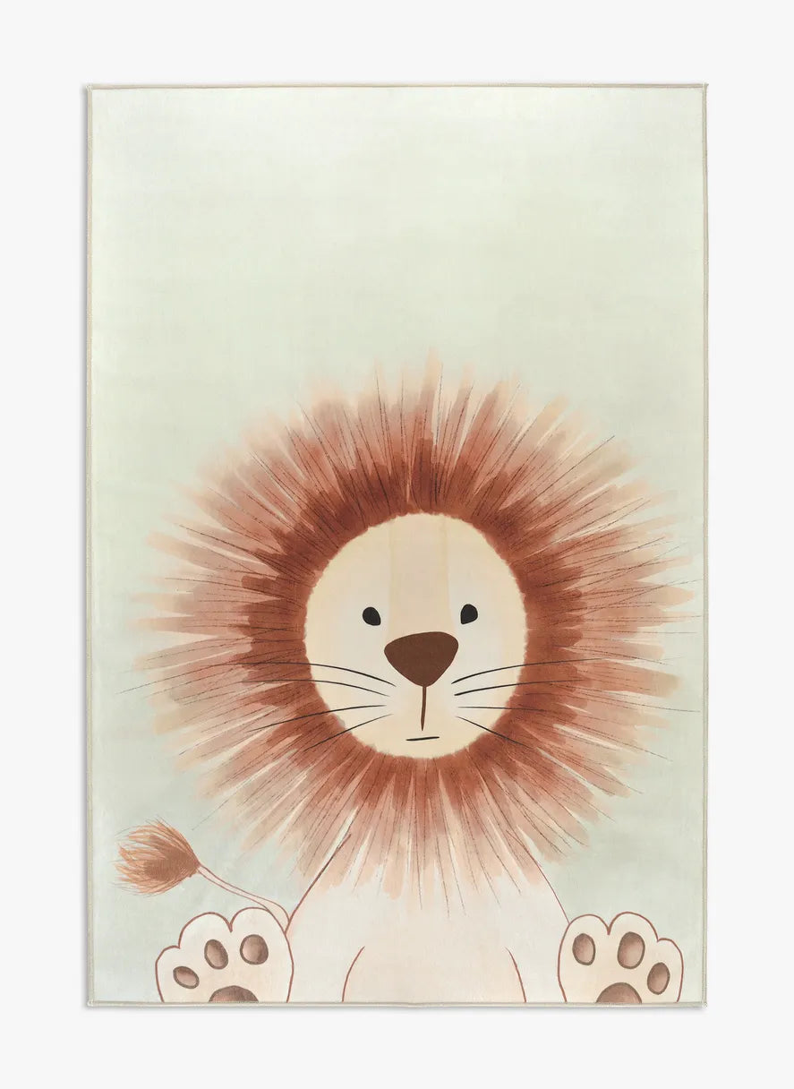 Tappeto Leon 120×180 cm con leoncino e criniera sfumata su fondo avorio; lavabile a 40° e asciugabile in asciugatrice, antimacchia, antiscivolo e impermeabile.
