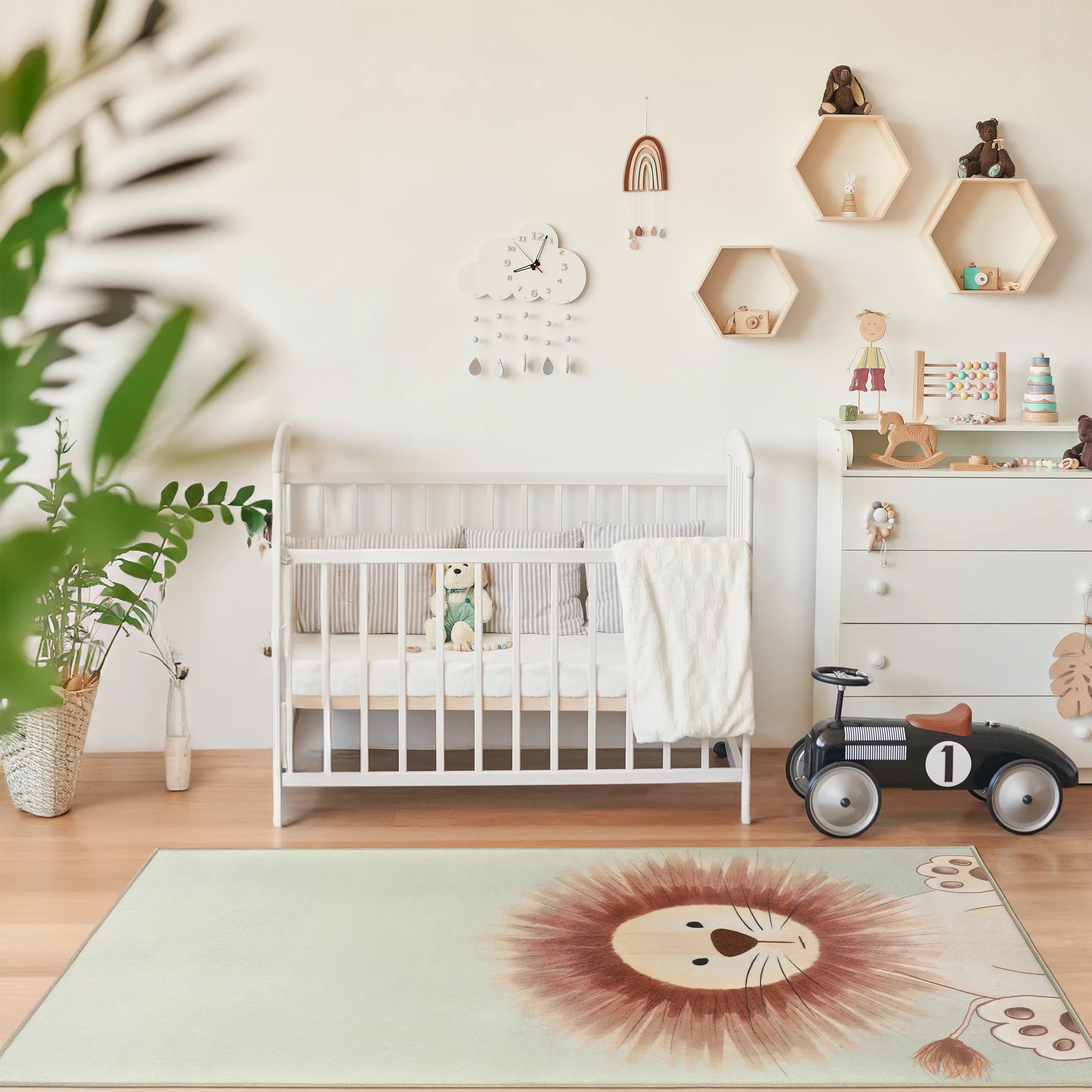 Cameretta con culla bianca, mensole esagonali e macchinina giocattolo; tappeto Leon 80×150 cm davanti alla culla; lavabile in lavatrice e asciugabile in asciugatrice.