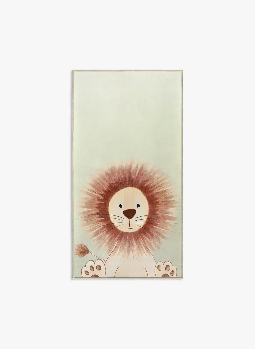 Tappeto Leon 80×150 cm runner con leoncino su fondo avorio; lavabile a 40° e asciugabile in asciugatrice, antimacchia, antiscivolo e impermeabile.