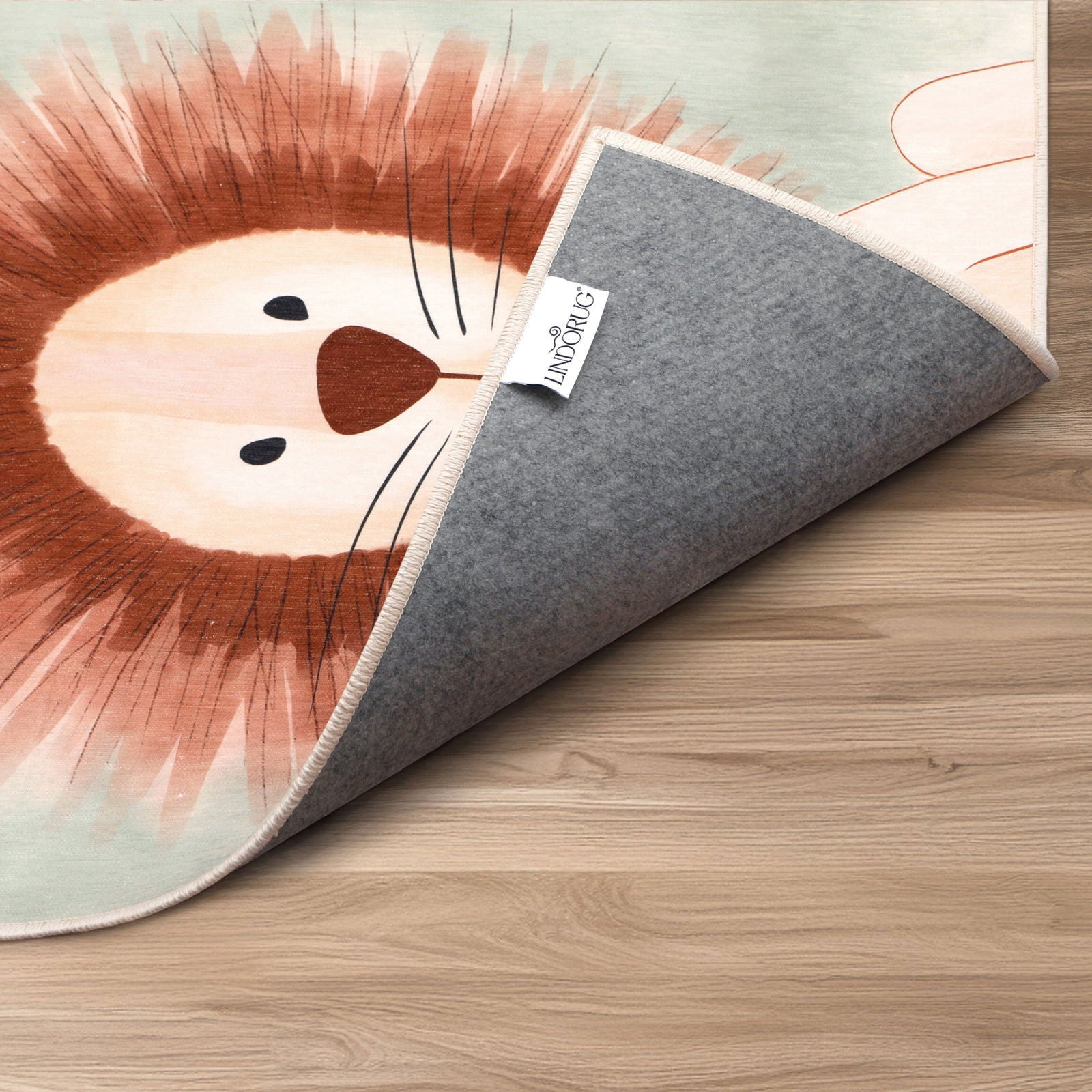 Vista del retro antiscivolo e dell’etichetta Lindorug sul bordo del tappeto Lion collezione Chenny