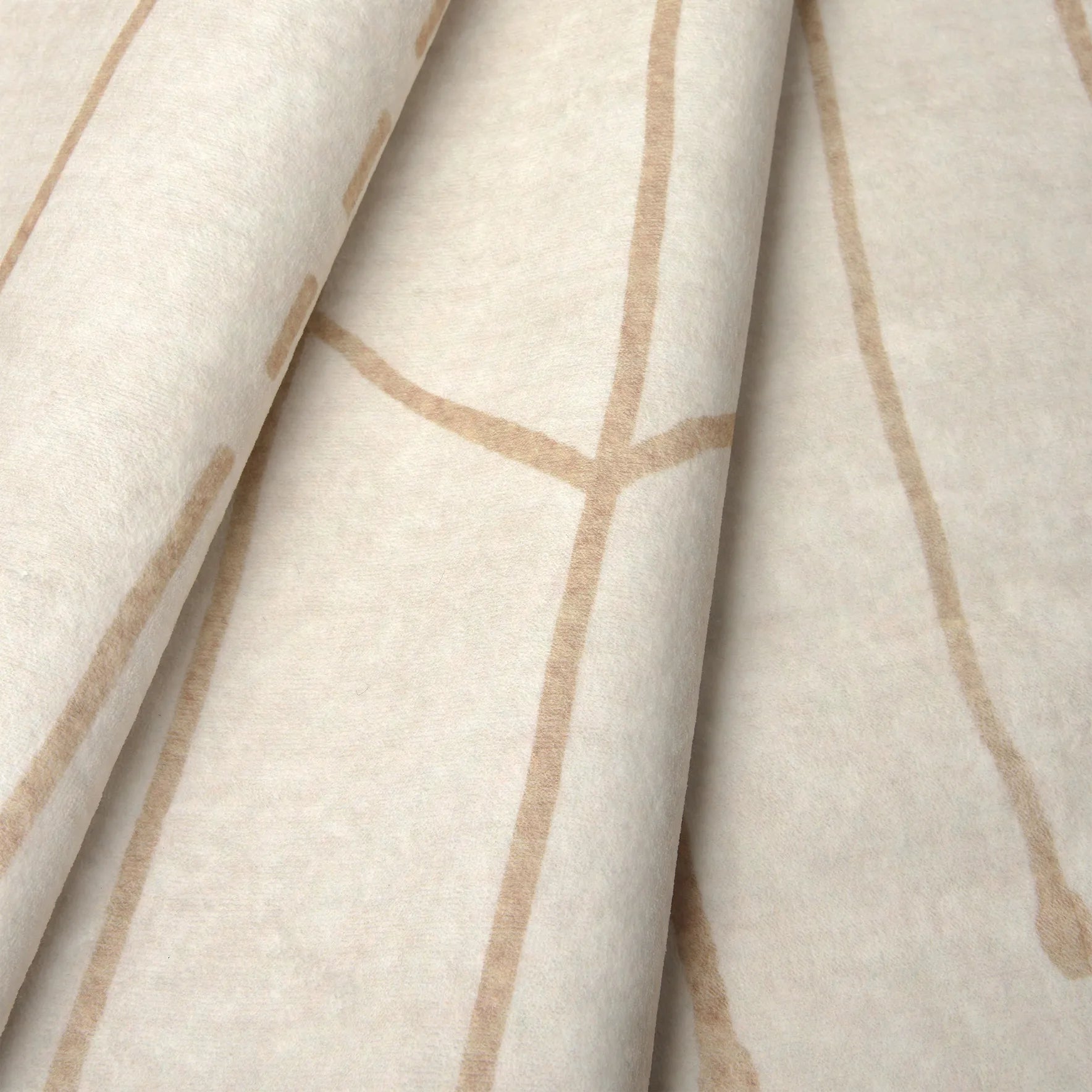 Dettaglio del tappeto Maira che evidenzia la trama vellutata e le linee tribali beige con accento giallo su fondo crema.