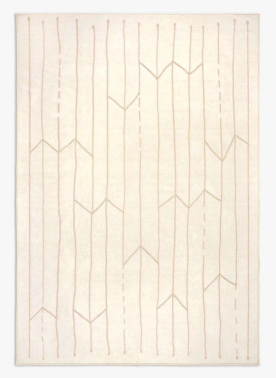 Tappeto Maira 160×230 cm in crema e avorio con linee tribali beige e accento giallo oro; lavabile in lavatrice e asciugabile in asciugatrice, antimacchia, antiscivolo e impermeabile.