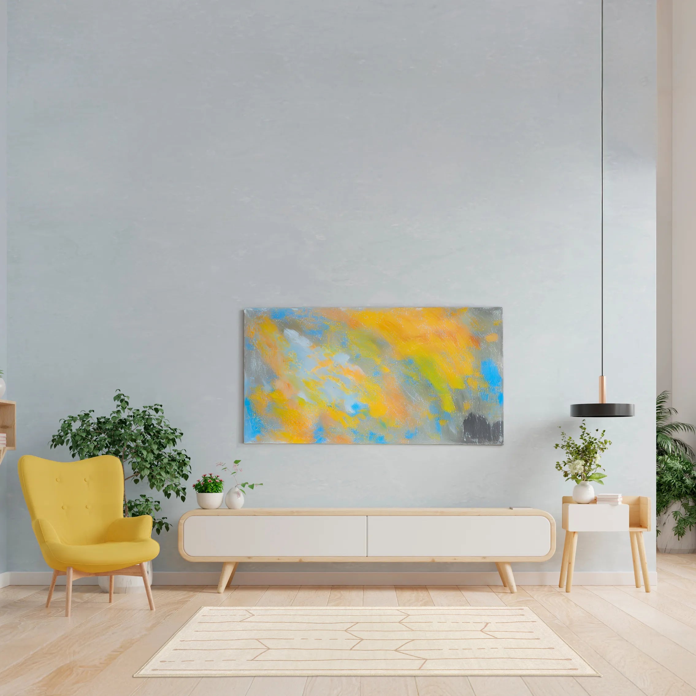 Tappeto Maira 80×150 cm con disegno tribale beige su fondo crema, collocato in un salotto con poltrona gialla, mobile basso bianco e quadro multicolore; lavabile in lavatrice e asciugabile in asciugatrice.