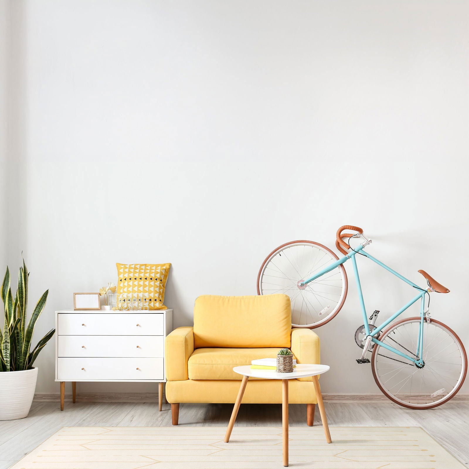 Tappeto Mayra 90×160 cm collezione Chenny stile Tuareg in camera con poltrona gialla