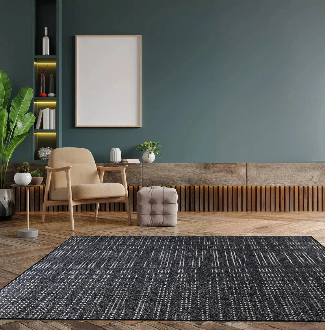 Tappeto Mono 140 × 200 cm Lindorug steso davanti a una parete verde petrolio con libreria in legno chiaro e poltrona color sabbia.