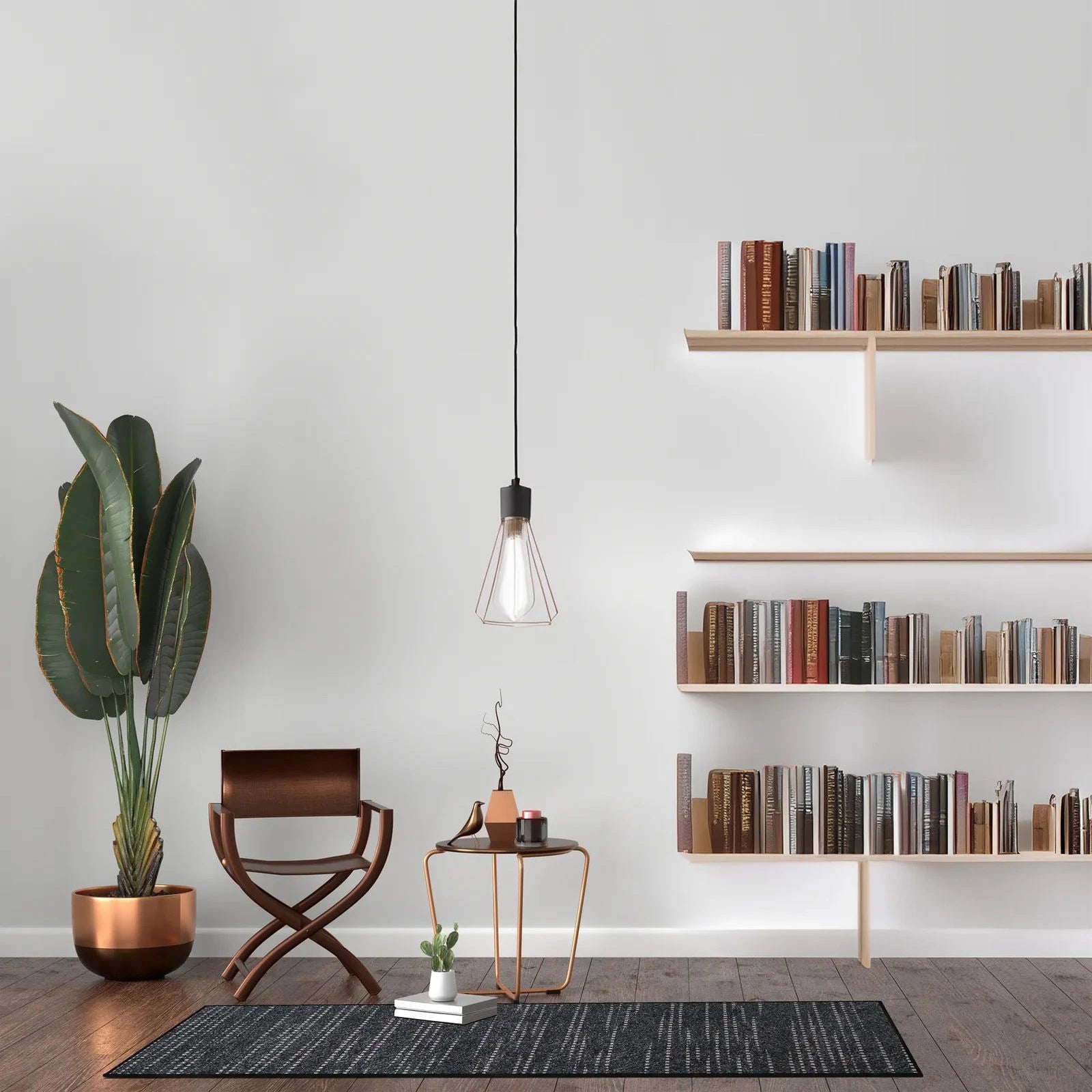 Tappeto Mono 90 × 160 cm Lindorug appoggiato davanti a una libreria bianca con scaffali di libri e piante d’appartamento.