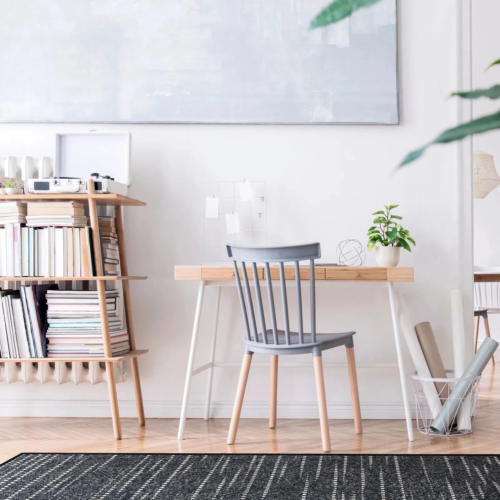 Tappeto Mono 75 × 200 cm Lindorug steso sotto una scrivania moderna con sedia in legno chiaro, in un angolo studio minimal