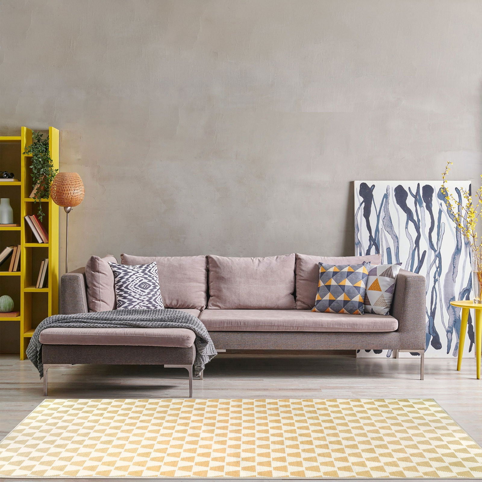 Tappeto Polizio 170×240 cm Lindorug in living con divano tortora, mensola gialla e lampada da terra accanto.