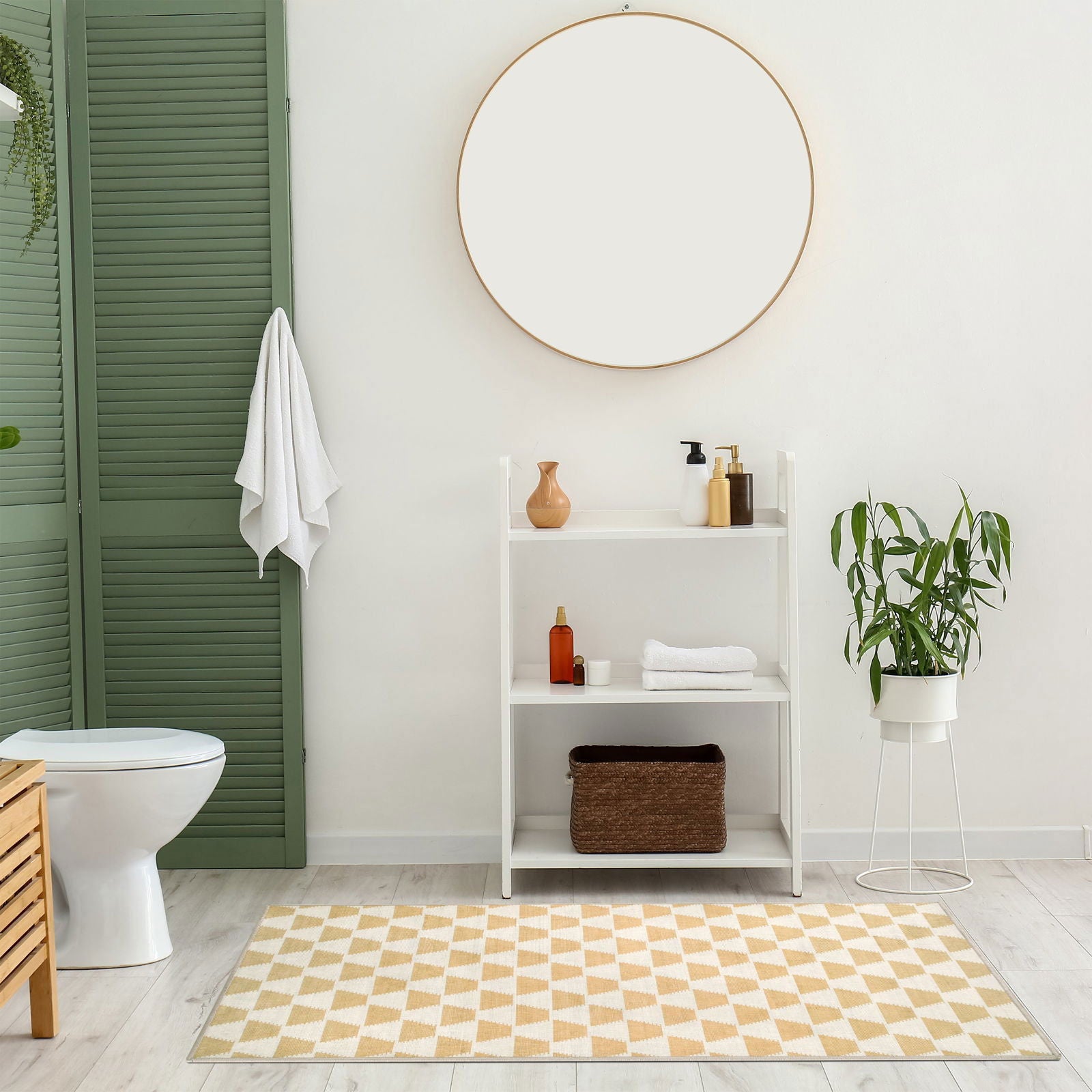 Tappeto Polizio 90×160 cm Lindorug nel bagno con mobiletto bianco, specchio tondo e anta persiana verde