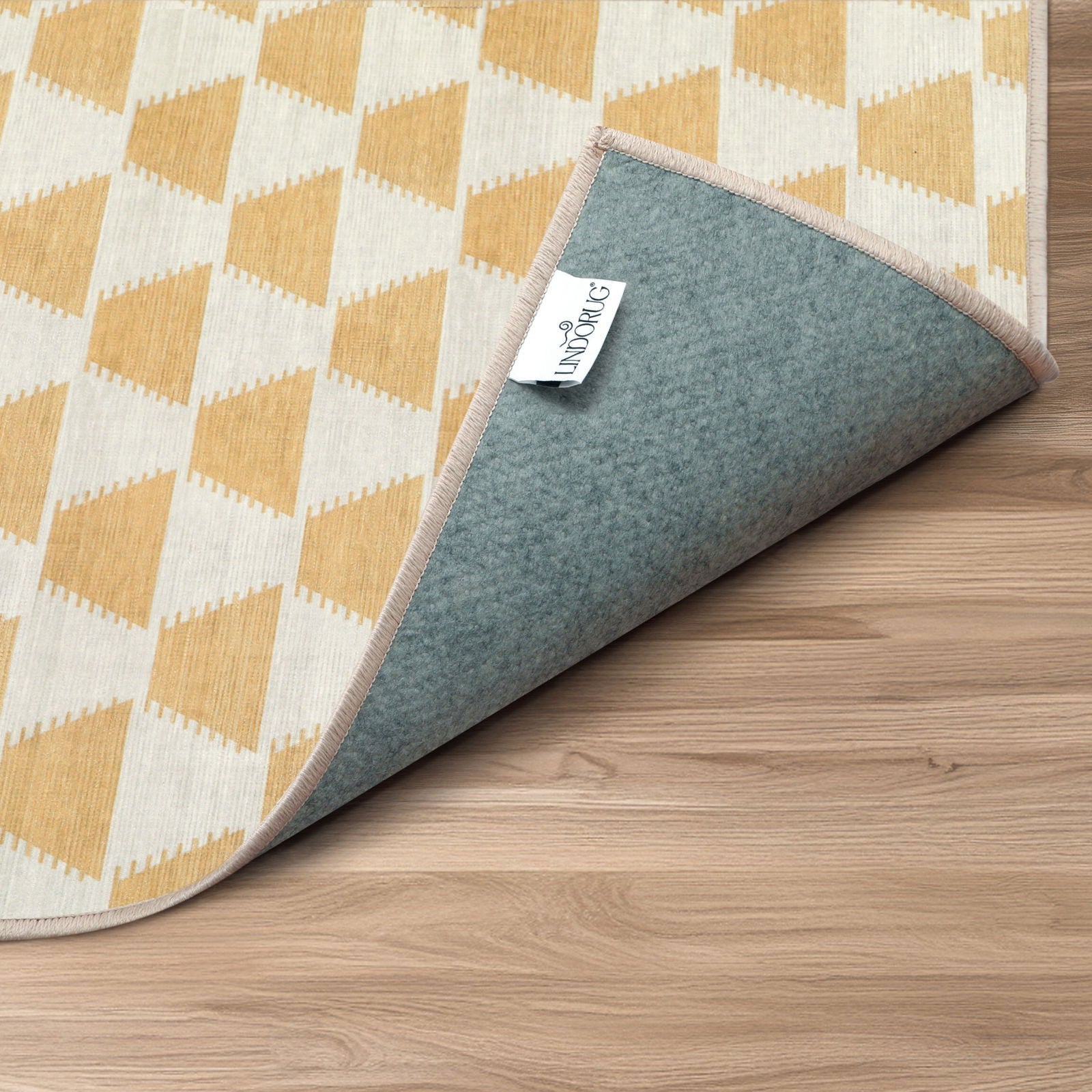 Particolare angolo piegato con etichetta Lindorug, retro antiscivolo