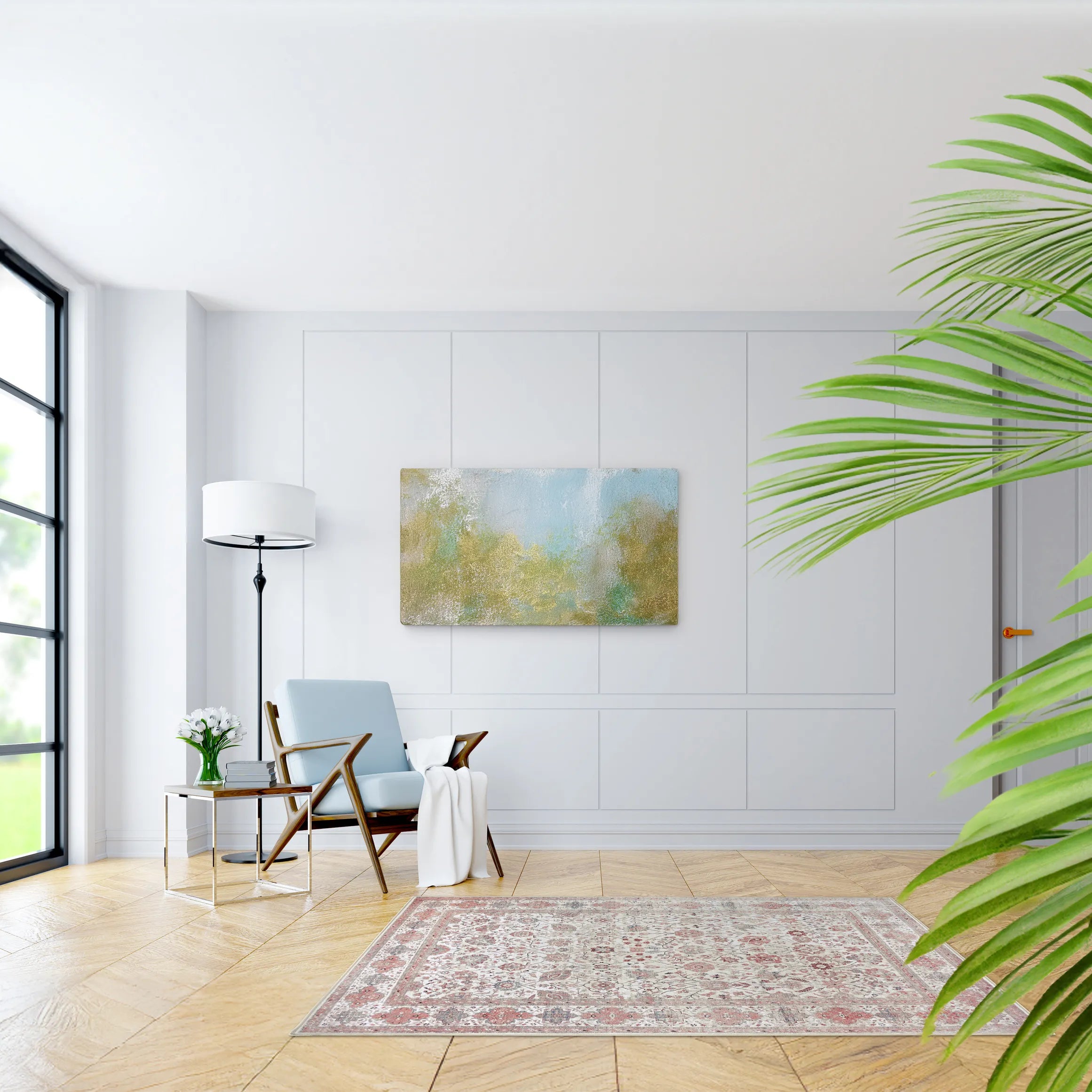 Tappeto Sindhi 130 × 190 cm in ecru e corallo con motivo floreale, in soggiorno minimalista con poltrona celeste, quadro astratto e pianta verde.