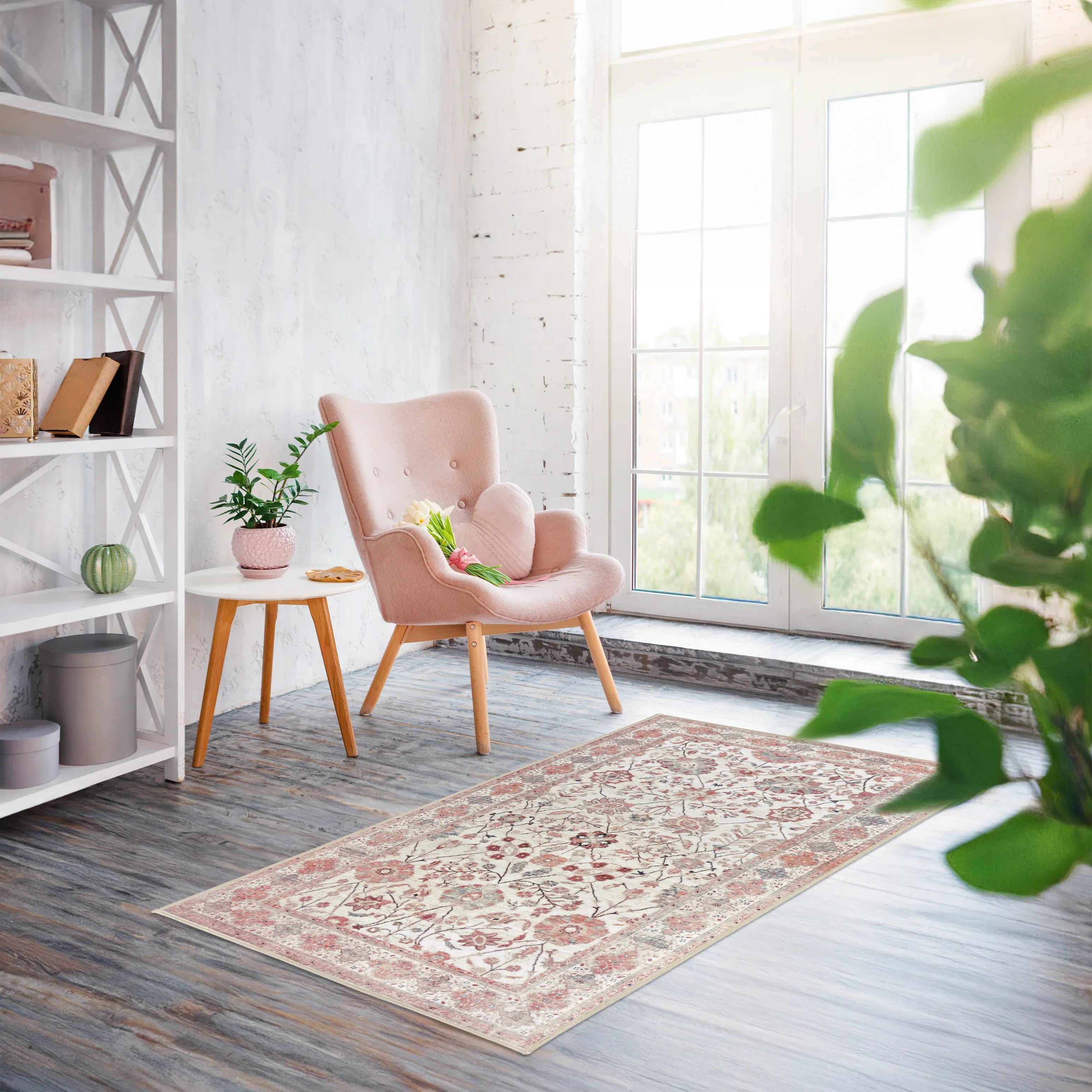 Tappeto Sindhi 80 × 150 cm ecru e corallo con disegno floreale, in angolo lettura con poltrona rosa, tavolino e finestra luminosa.