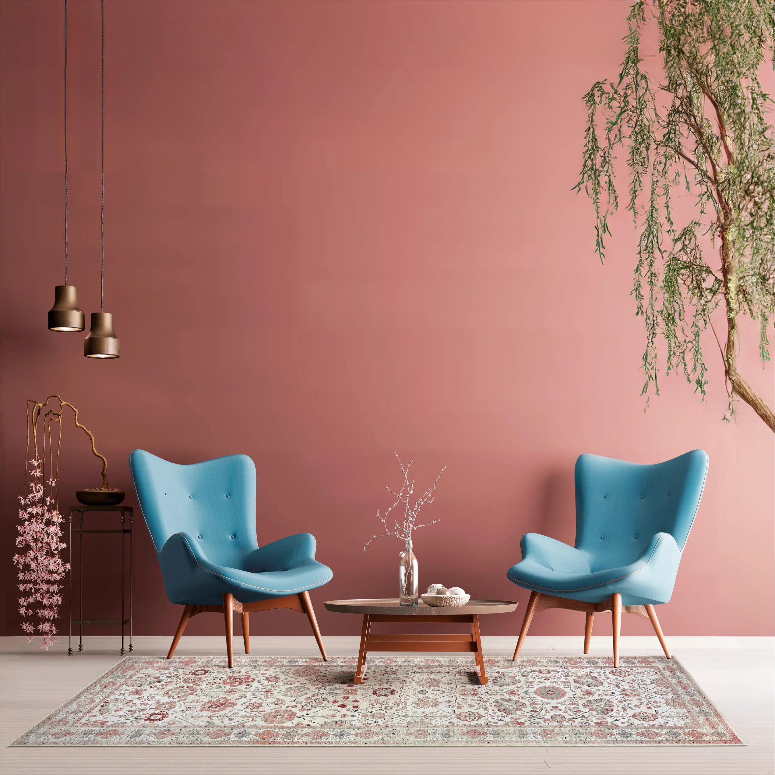 Tappeto runner Sindhi 80 × 250 cm ecru e corallo con motivo floreale; in soggiorno elegante con due poltrone blu su sfondo rosa e tavolino basso.