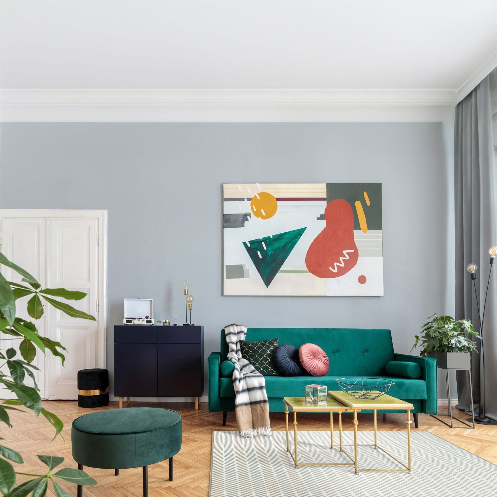 Salotto con divano verde smeraldo, tavolini dorati e tappeto Lindorug Spiga 170x240 cm, collezione Chenny stile Urban