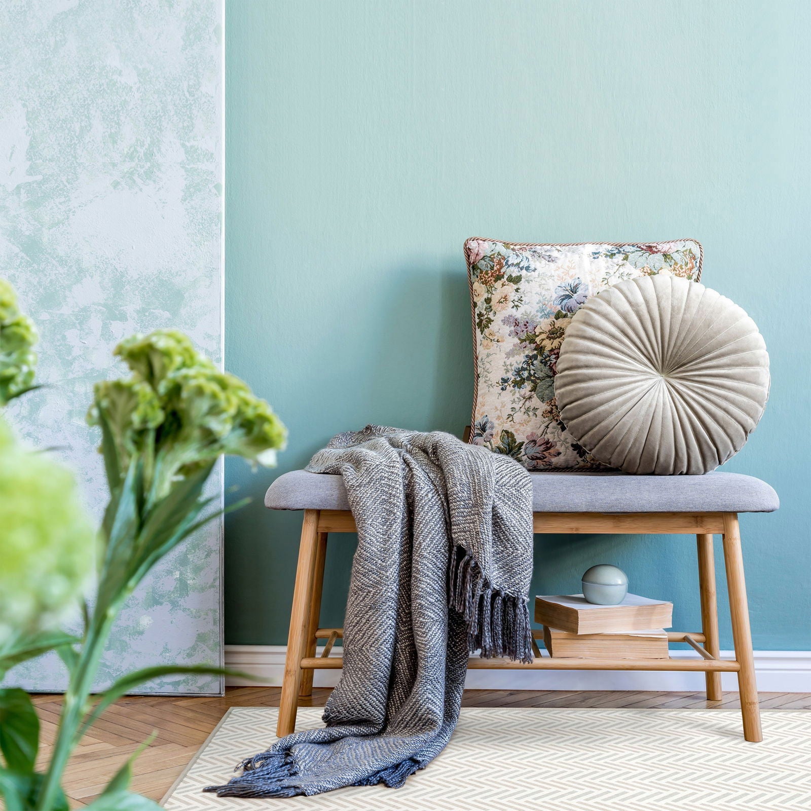 Panca in legno con cuscini decorativi e plaid grigio su tappeto Lindorug Spiga 90x160cm collezione Chenny stile Urban