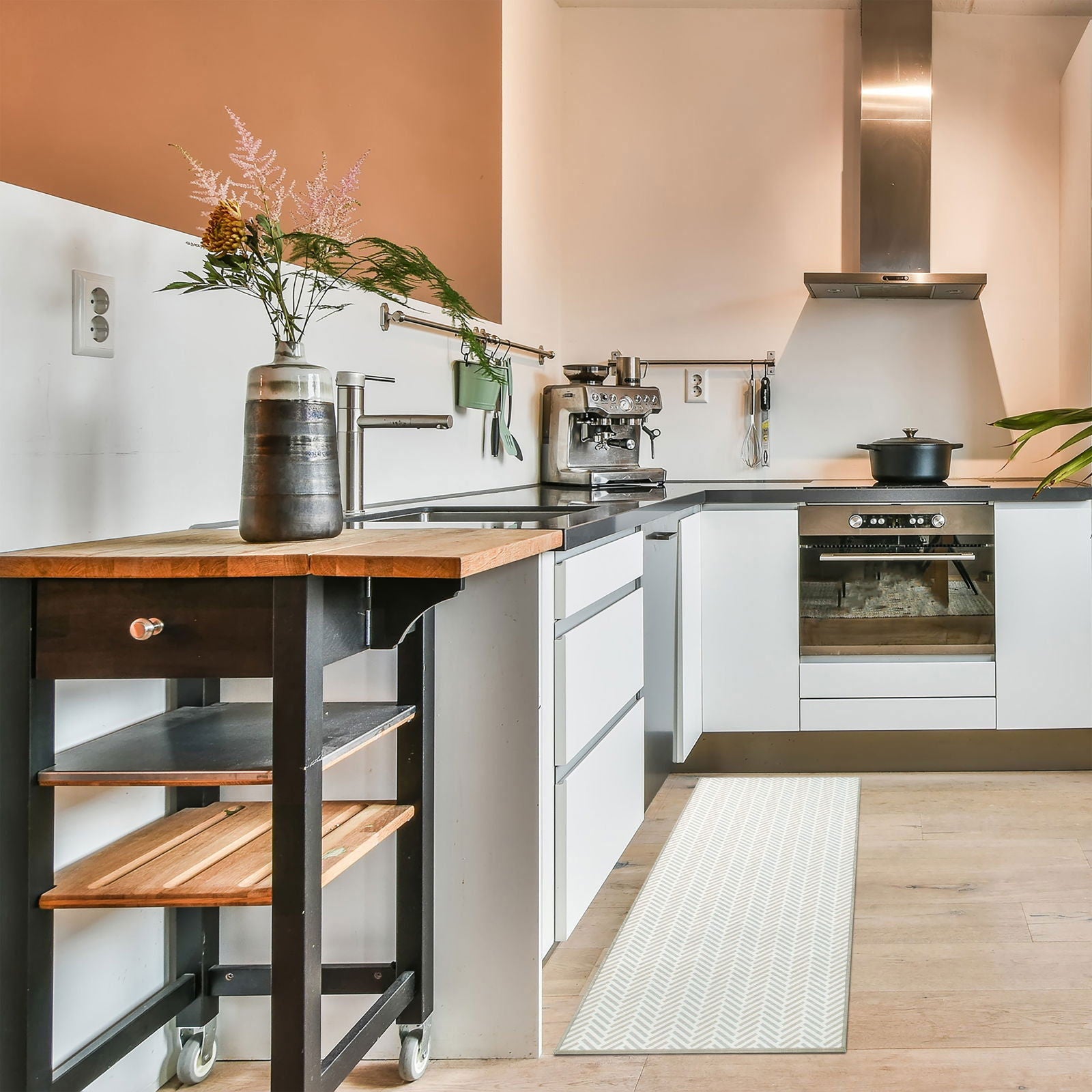 Cucina moderna con mobili bianchi, piano in legno scuro e tappeto runner Lindorug Spiga 75×200 cm, collezione Chenny stile Urban, lavabile in lavatrice e asciugabile in asciugatrice